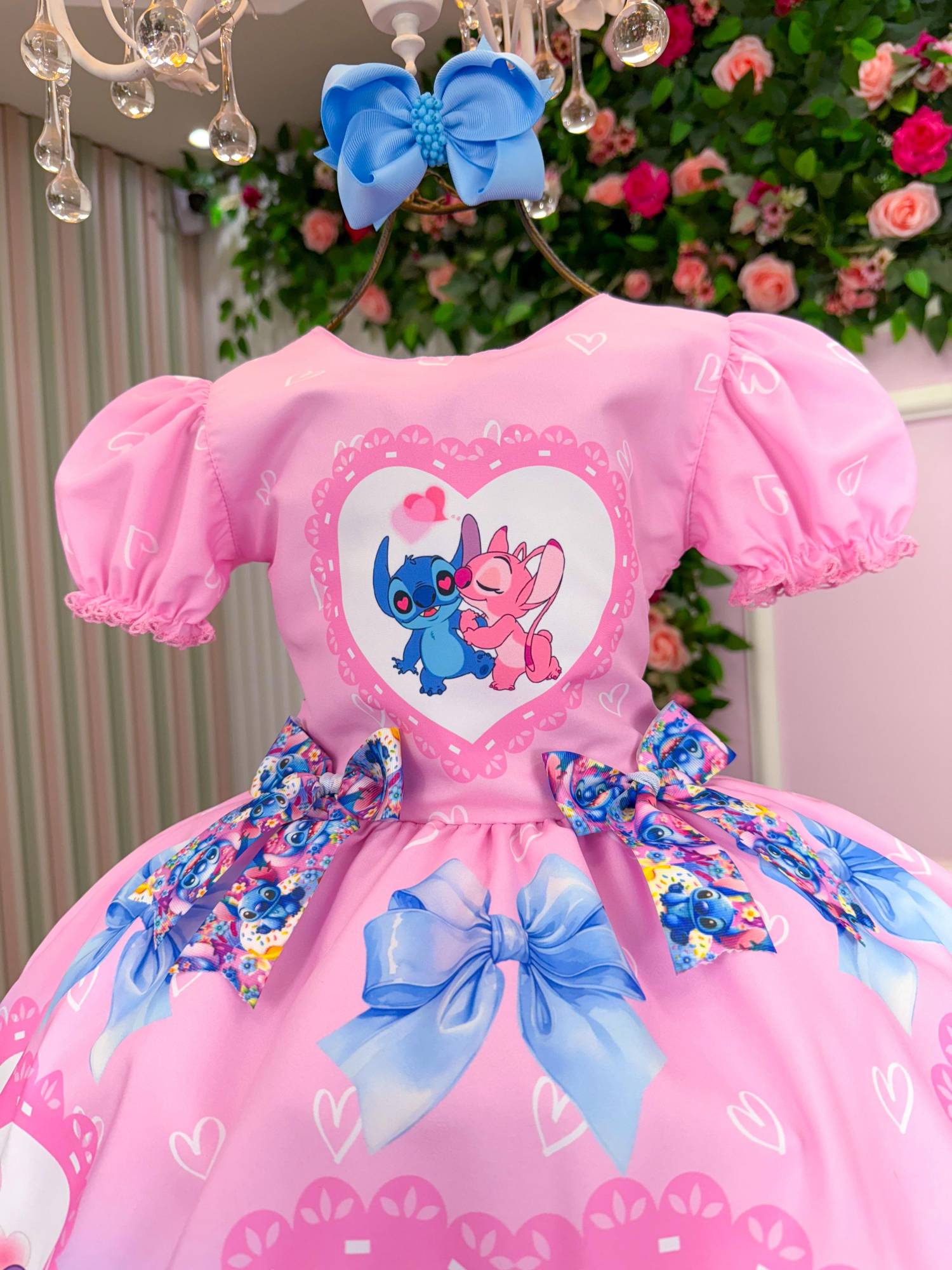 Vestido Temático em Tafetá com Estampa de Stitch e Angel para Festas
