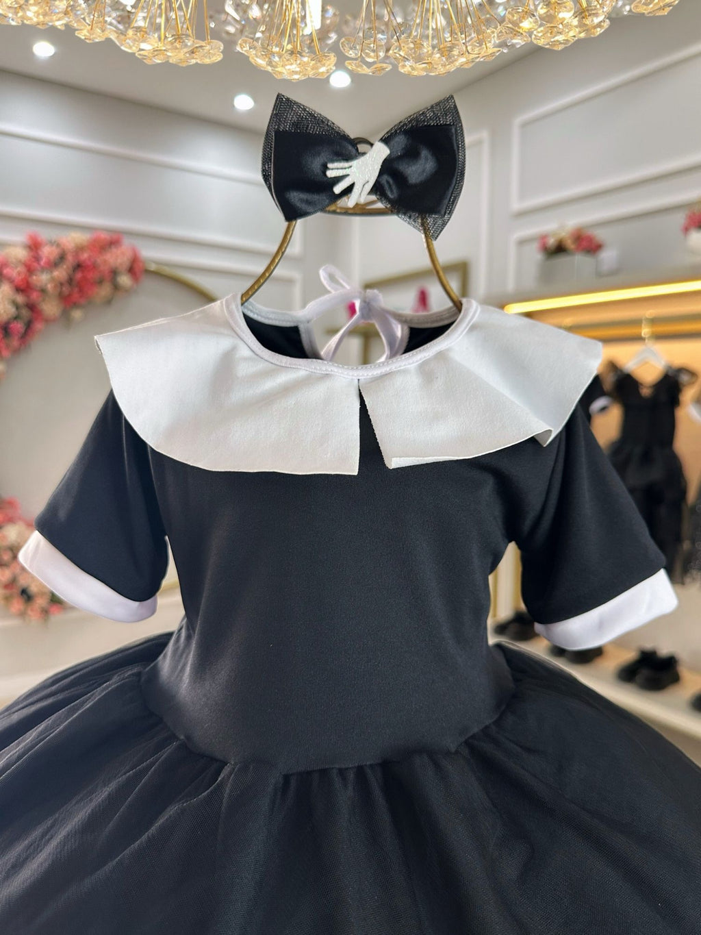 Fantasia Infantil Com Laço Temático da Wandinha para Festas