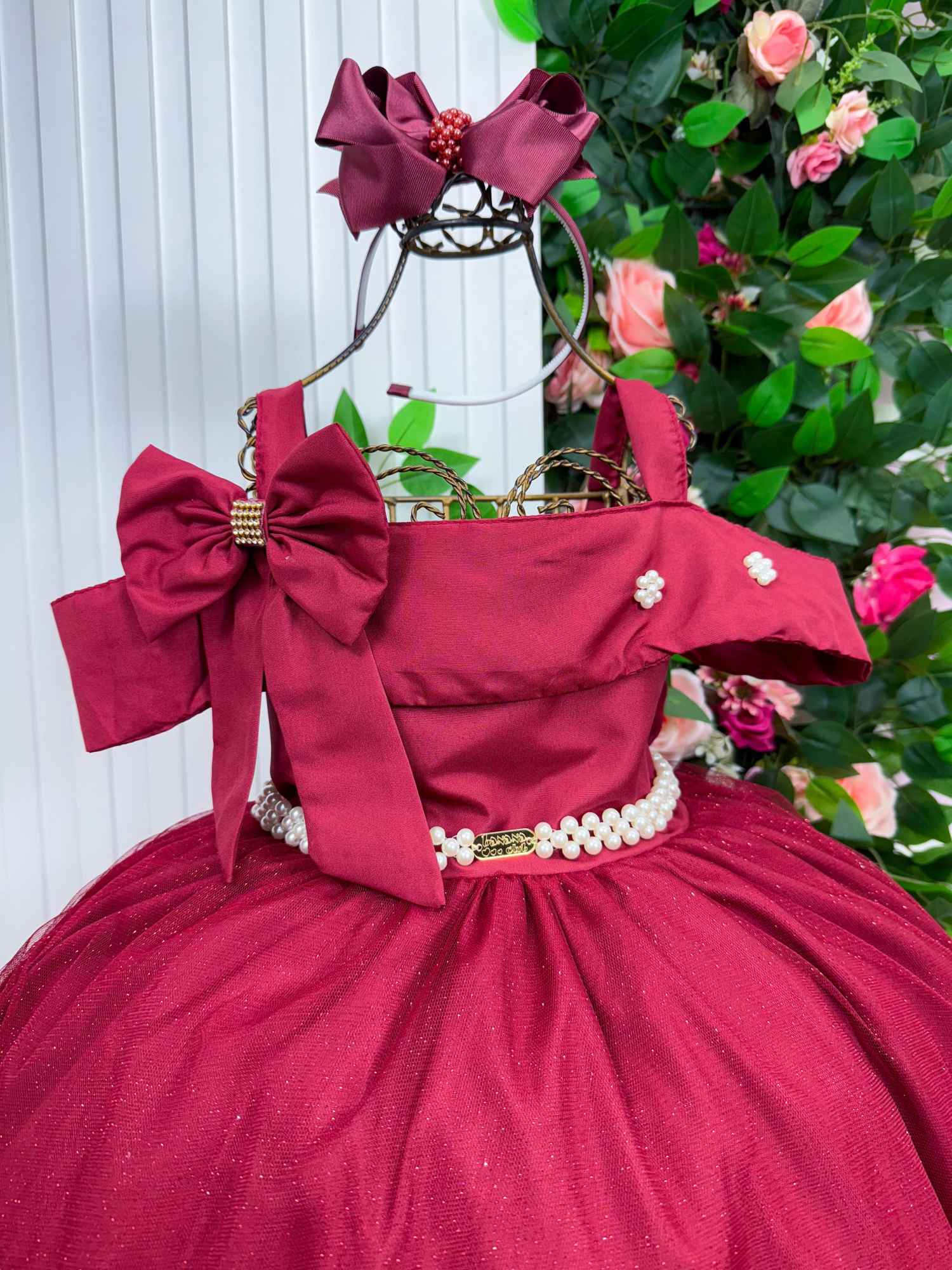 Vestido Longo Marsala em Tecido Techno Sport com Laço e Cinto de Pérolas