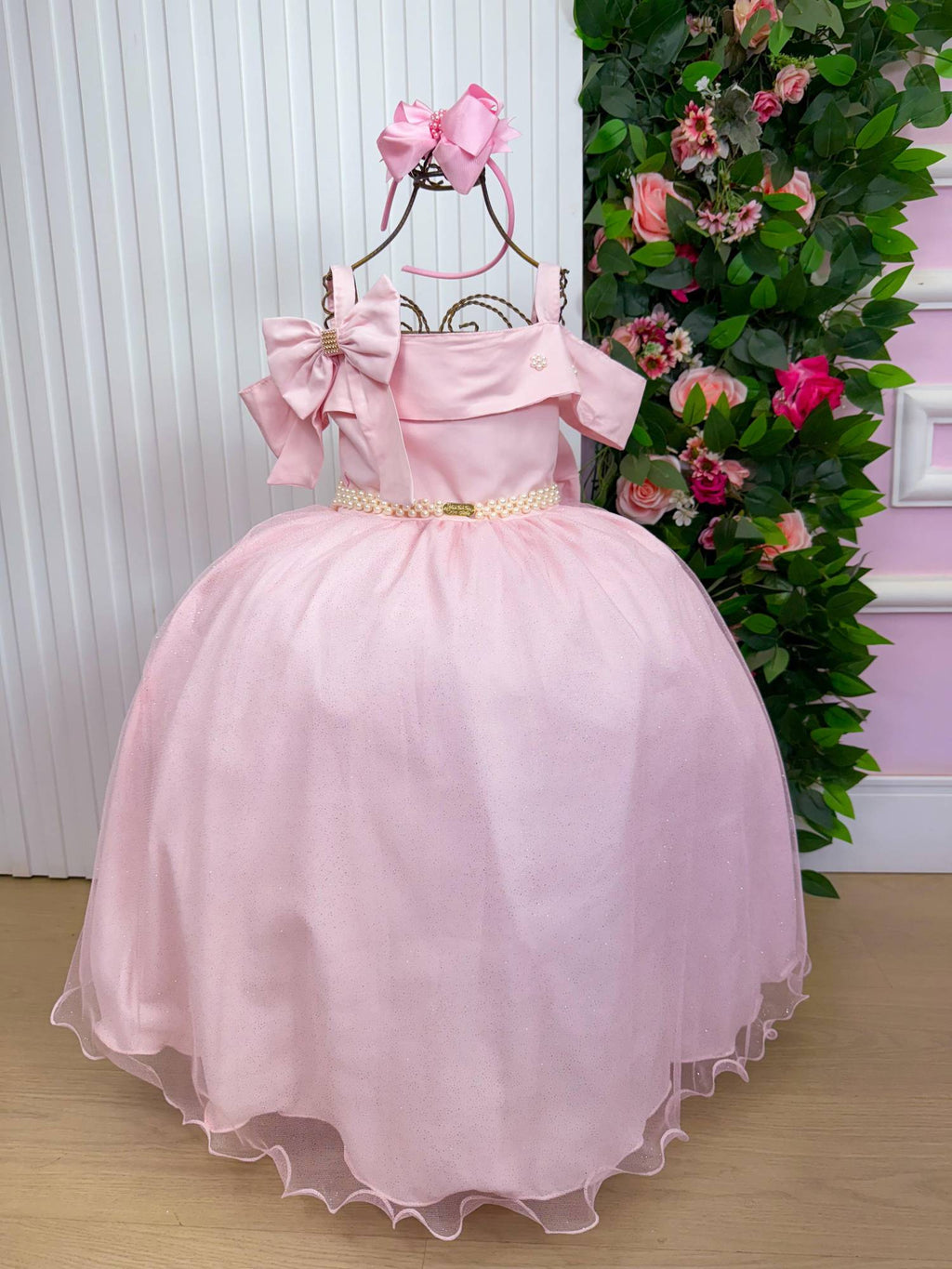 Vestido Longo Rosa Bebê em Tecido Techno Sport com Laço e Cinto de Pérolas