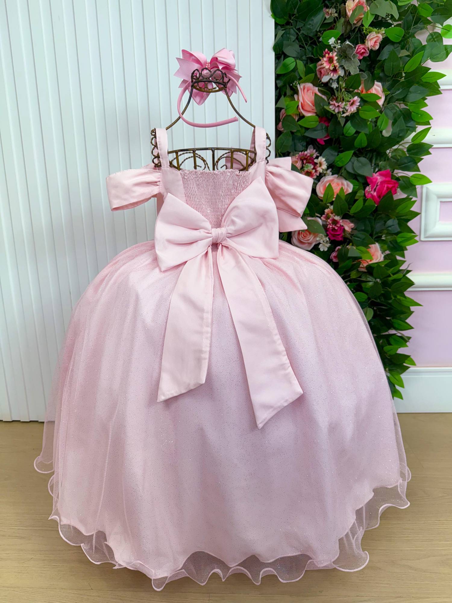 Vestido Longo Rosa Bebê em Tecido Techno Sport com Laço e Cinto de Pérolas