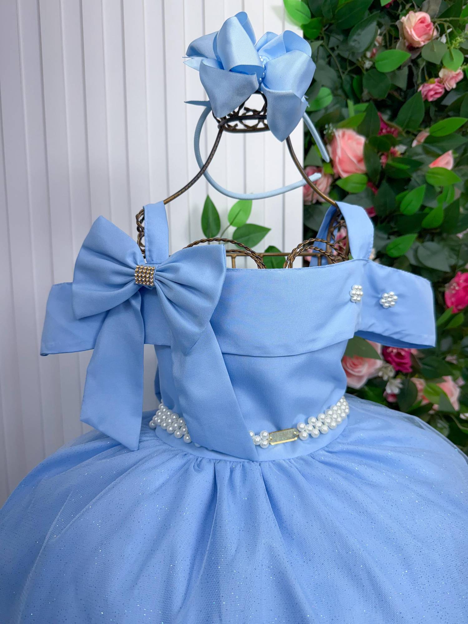 Vestido Longo Azul Bebê em Tecido Techno Sport com Laço e Cinto de Pérolas