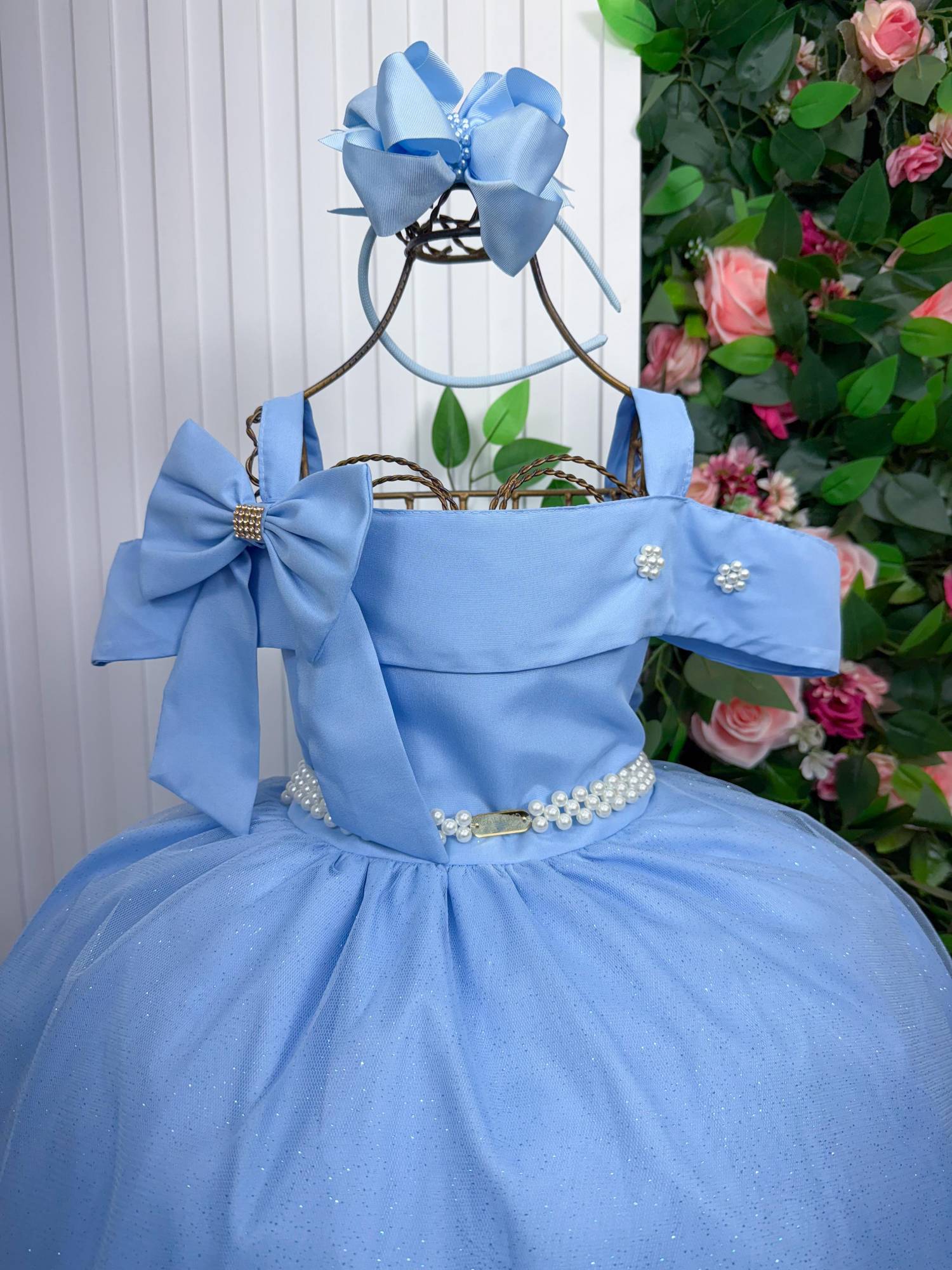 Vestido Longo Azul Bebê em Tecido Techno Sport com Laço e Cinto de Pérolas