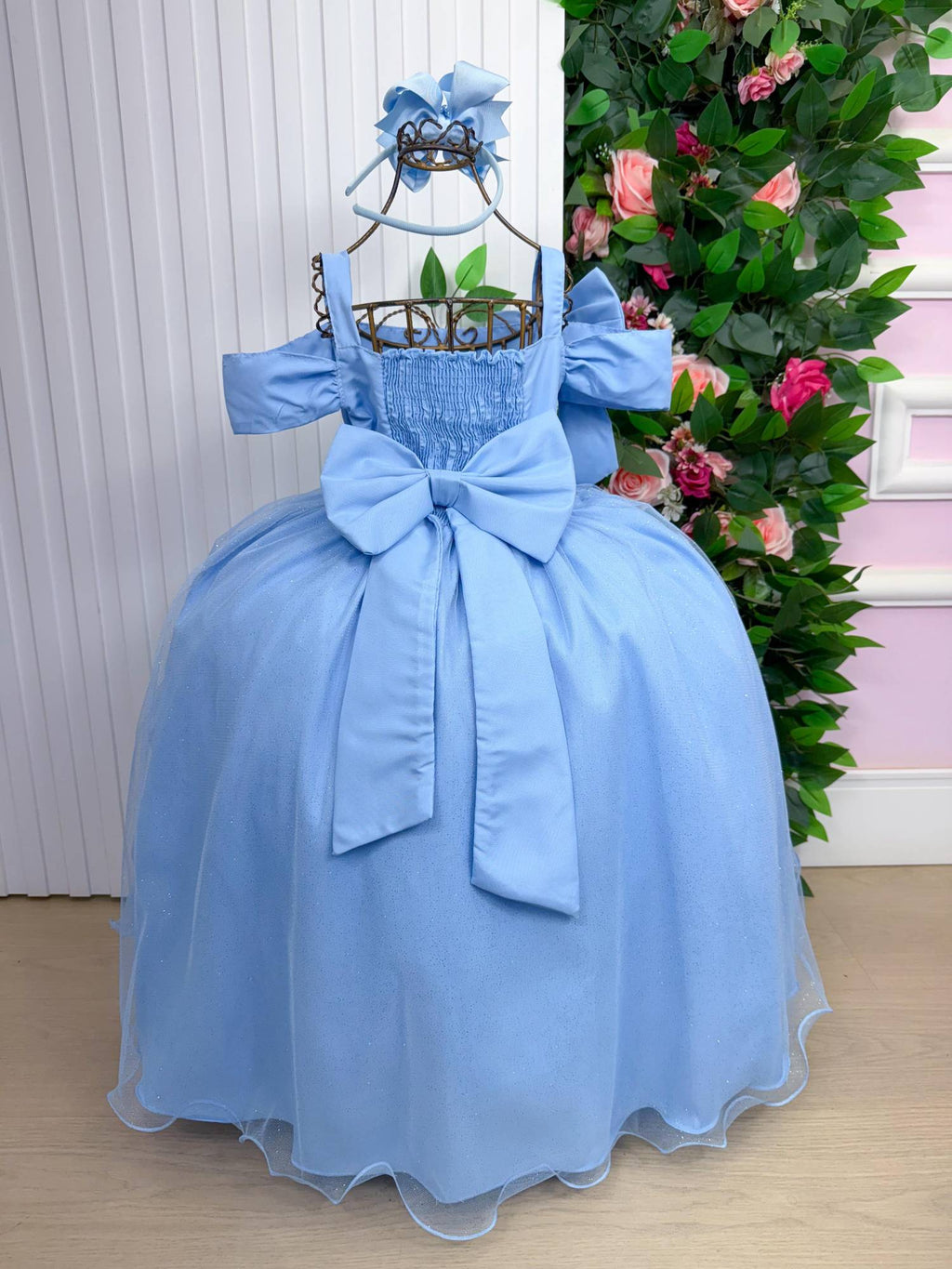 Vestido Longo Azul Bebê em Tecido Techno Sport com Laço e Cinto de Pérolas