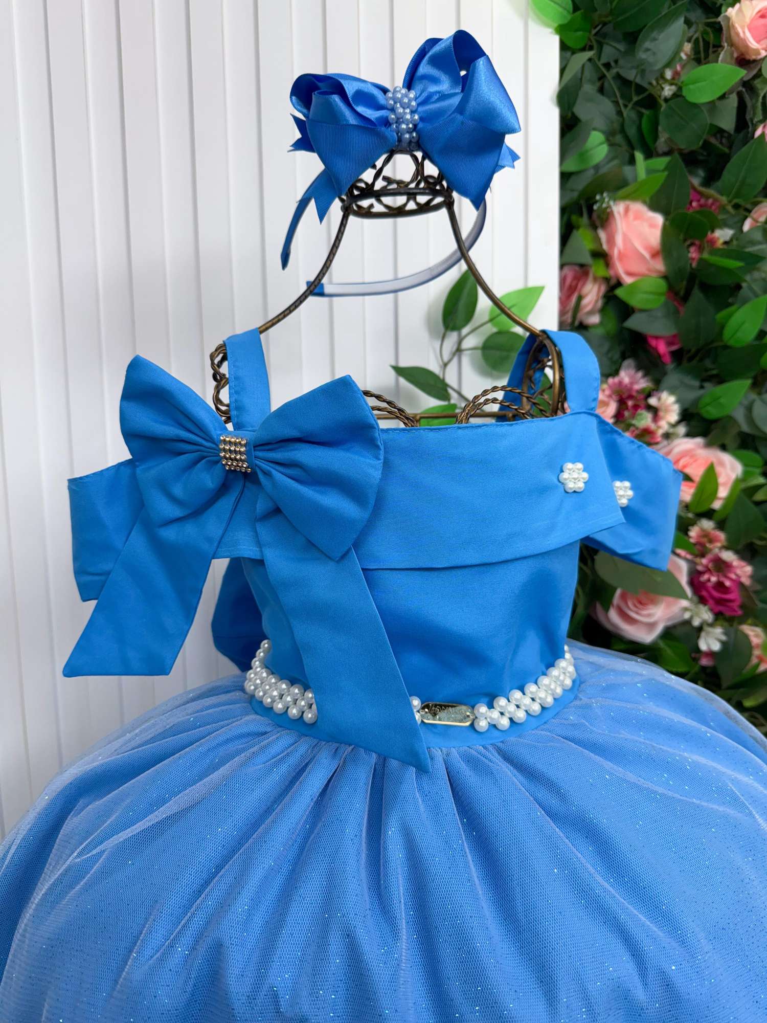 Vestido Longo Azul Serenity em Tecido Techno Sport com Laço e Cinto de Pérolas