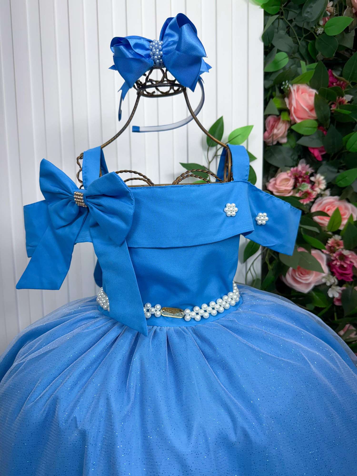 Vestido Longo Azul Serenity em Tecido Techno Sport com Laço e Cinto de Pérolas