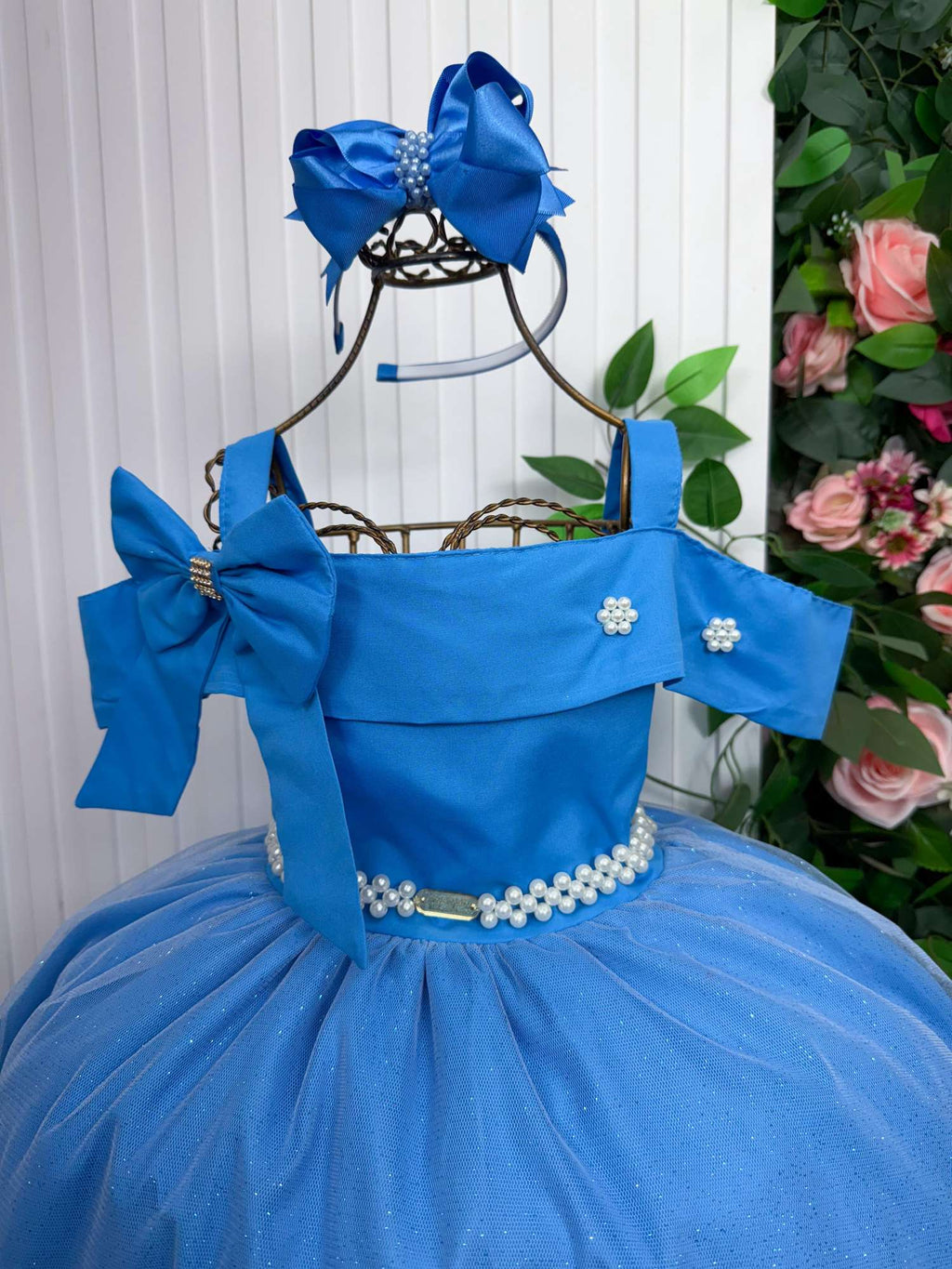 Vestido Longo Azul Serenity em Tecido Techno Sport com Laço e Cinto de Pérolas