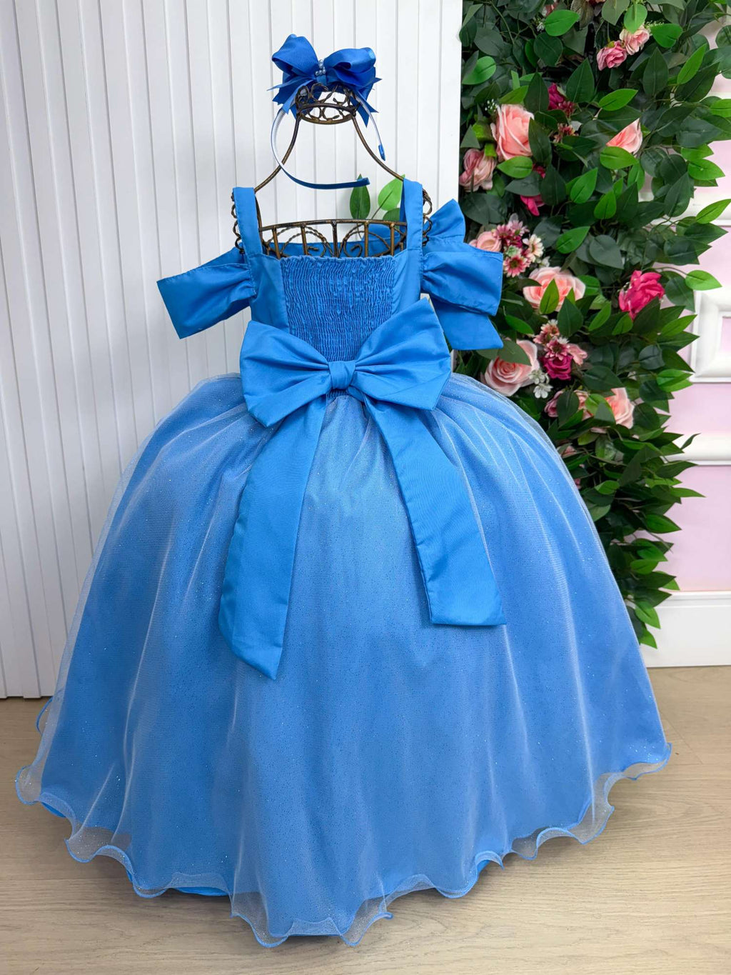 Vestido Longo Azul Serenity em Tecido Techno Sport com Laço e Cinto de Pérolas