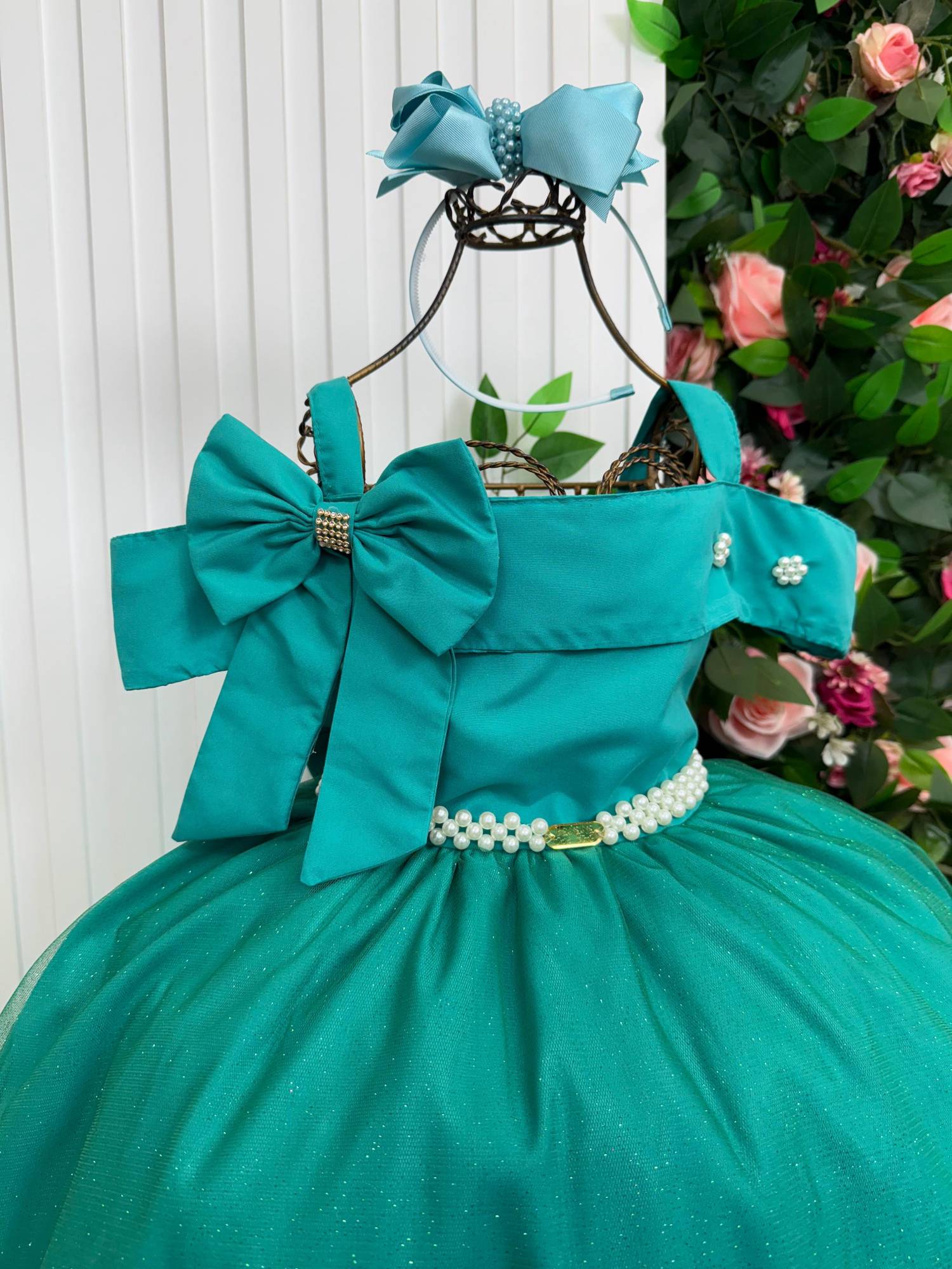 Vestido Longo Verde Jade com Laço e Detalhes em Pérolas