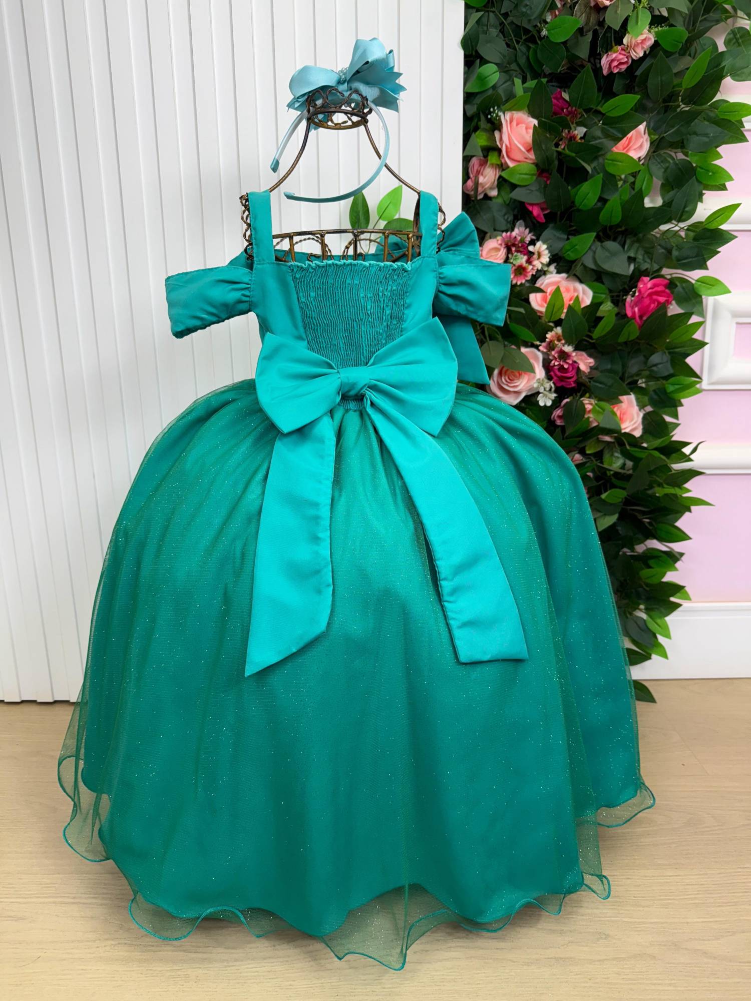 Vestido Longo Verde Jade com Laço e Detalhes em Pérolas