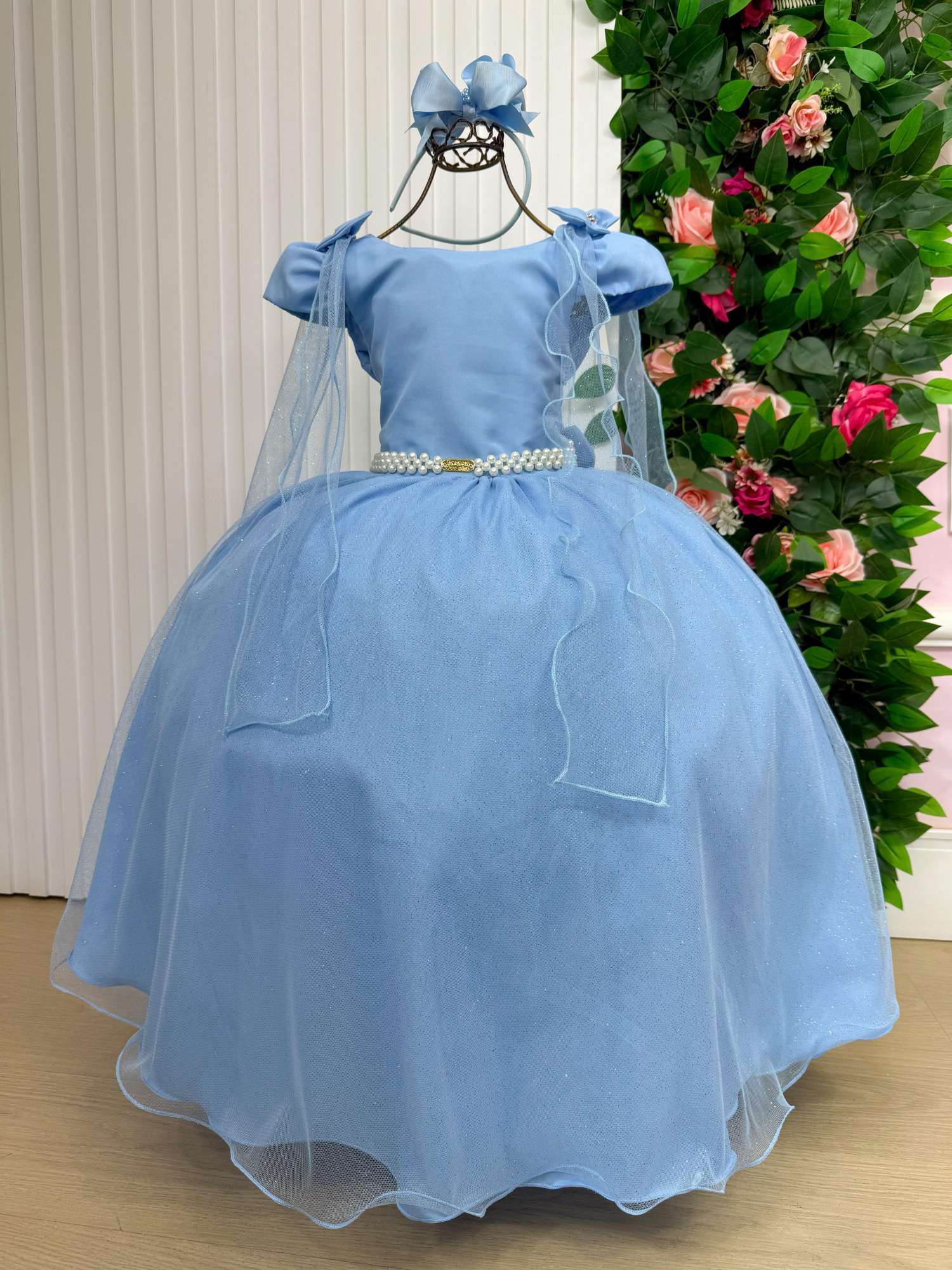 Vestido Longo Azul Bebê em Techno Sport com Laço e Cinto de Pérolas