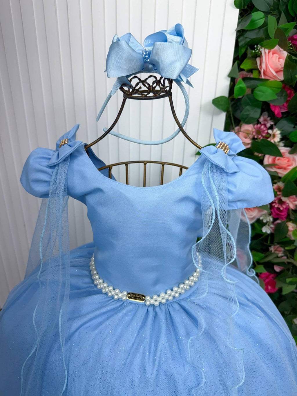 Vestido Longo Azul Bebê em Techno Sport com Laço e Cinto de Pérolas