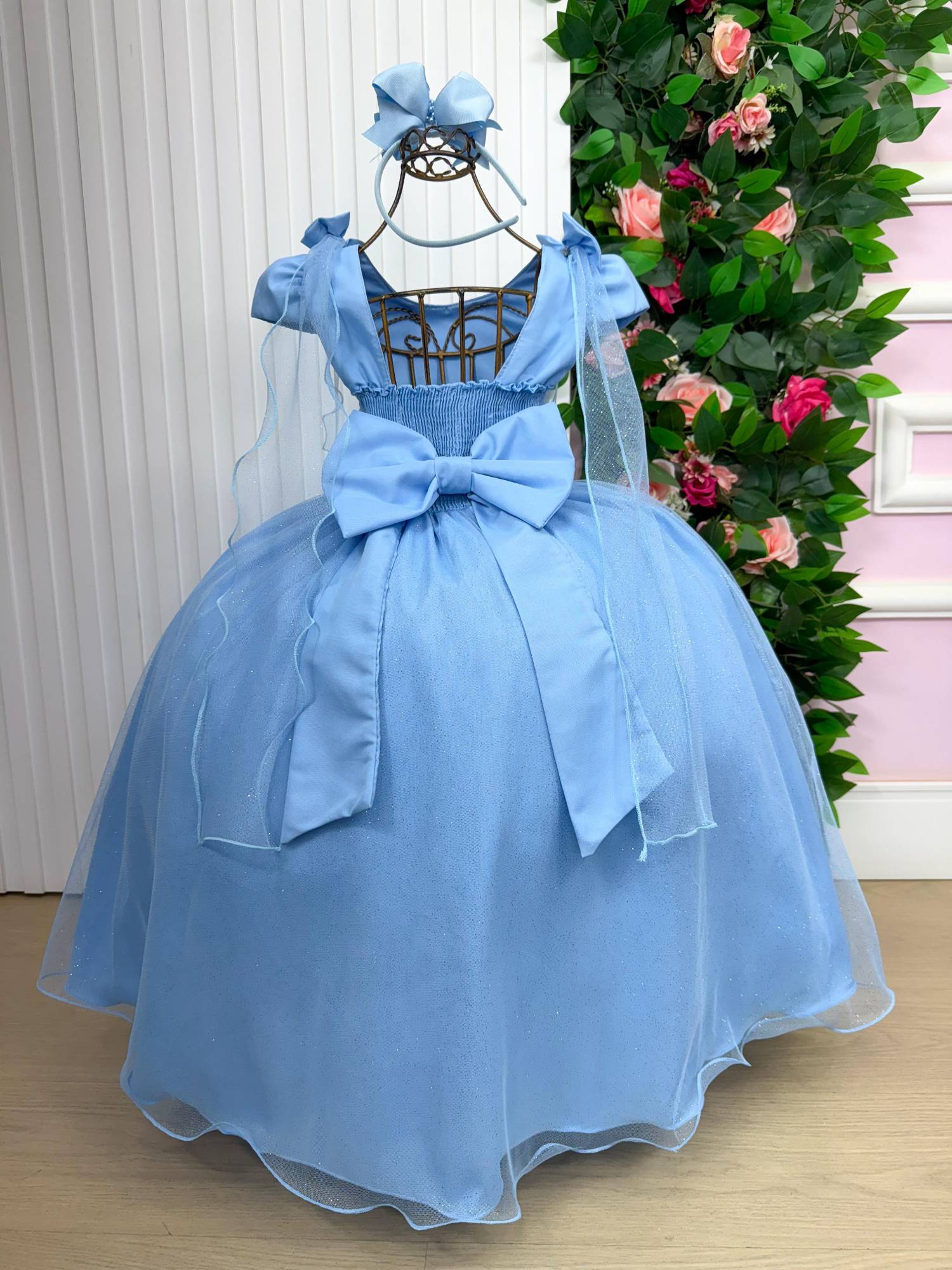 Vestido Longo Azul Bebê em Techno Sport com Laço e Cinto de Pérolas