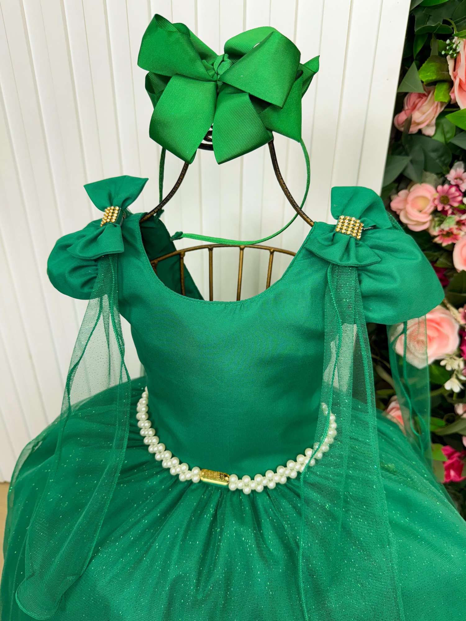 Vestido Longo Verde Bandeira com Tecido Techno Sport e Detalhes em Tule