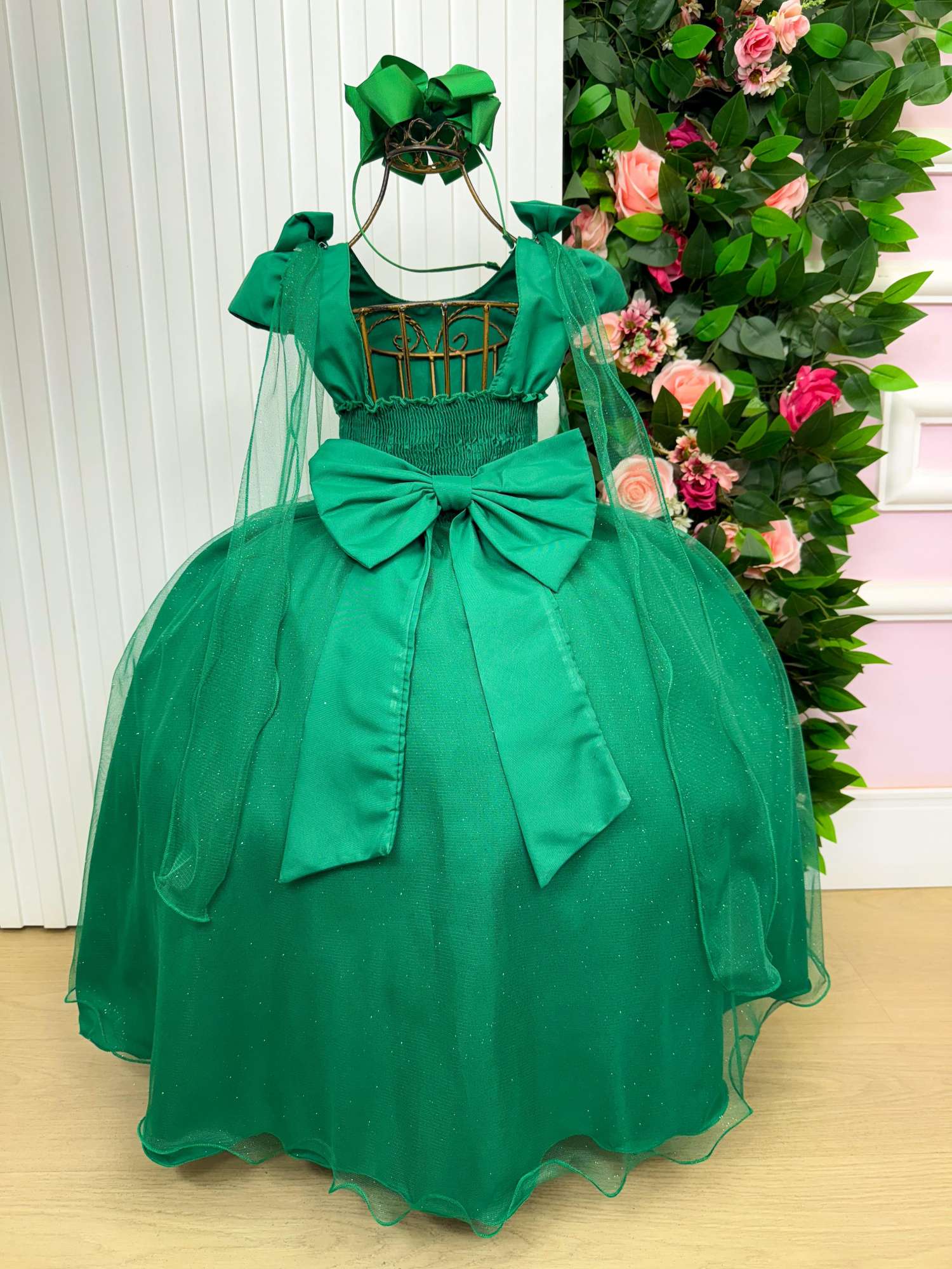 Vestido Longo Verde Bandeira com Tecido Techno Sport e Detalhes em Tule