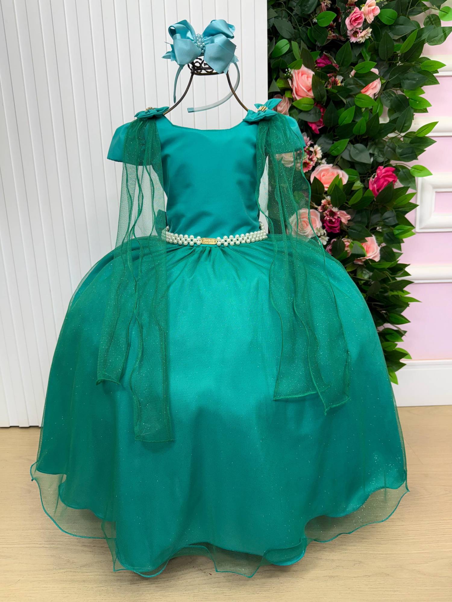 Vestido Longo Verde Jade em Tecido Techno Sport com Laço e Cinto de Pérolas