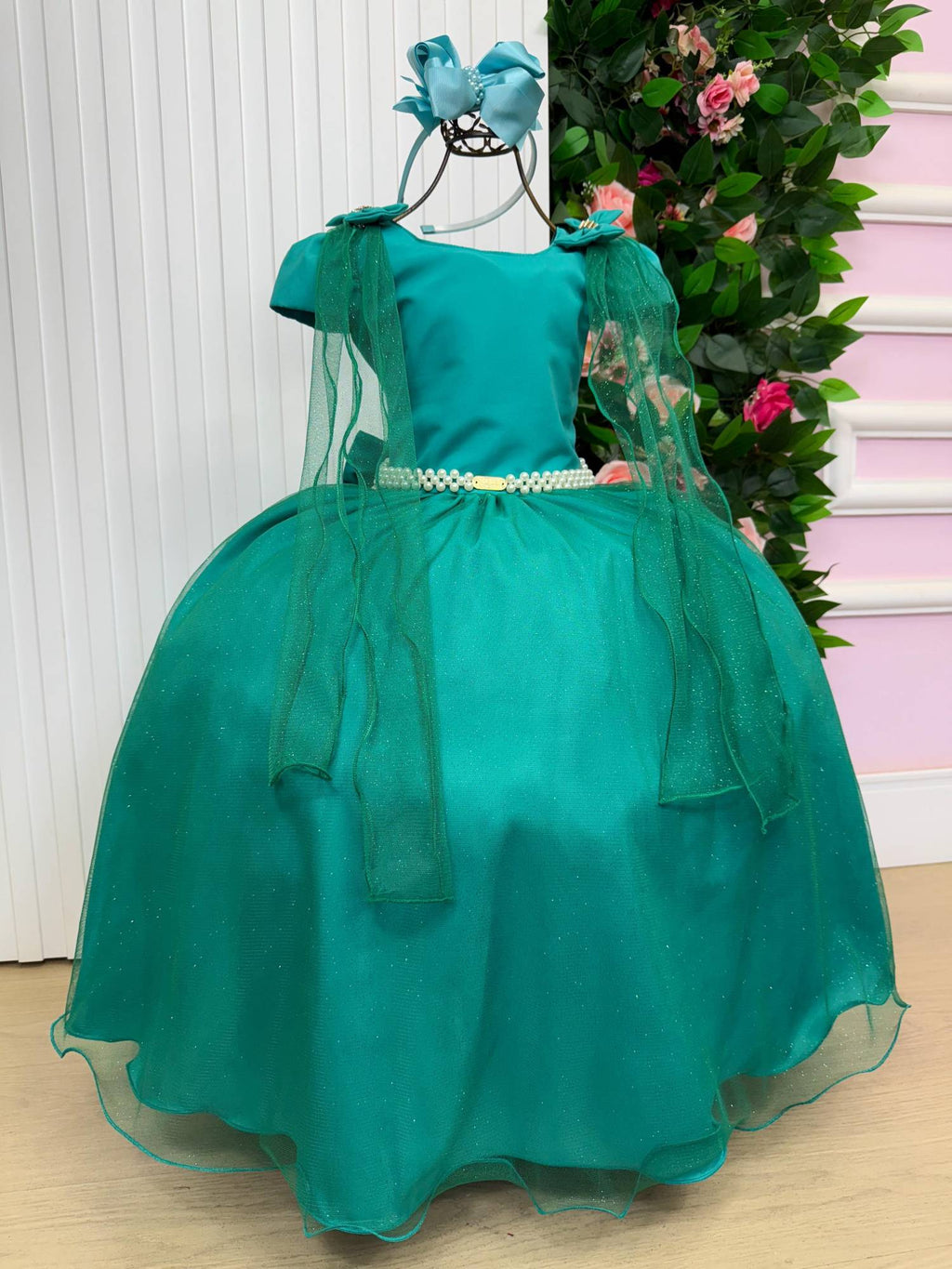 Vestido Longo Verde Jade em Tecido Techno Sport com Laço e Cinto de Pérolas