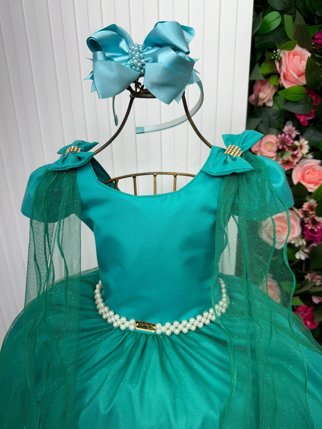 Vestido Longo Verde Jade em Tecido Techno Sport com Laço e Cinto de Pérolas