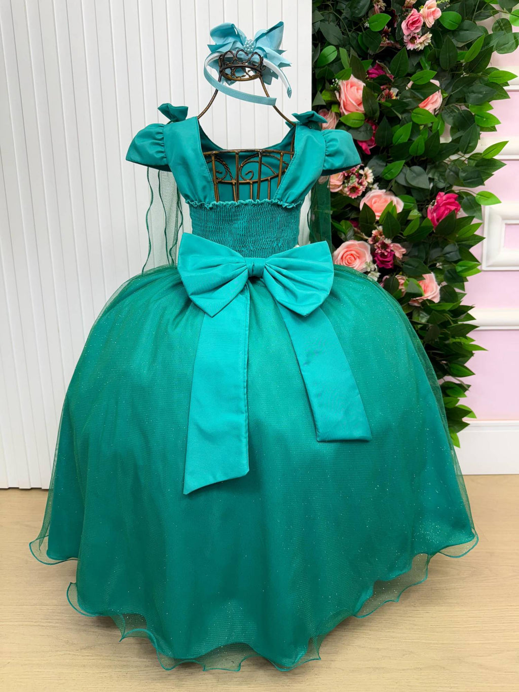 Vestido Longo Verde Jade em Tecido Techno Sport com Laço e Cinto de Pérolas