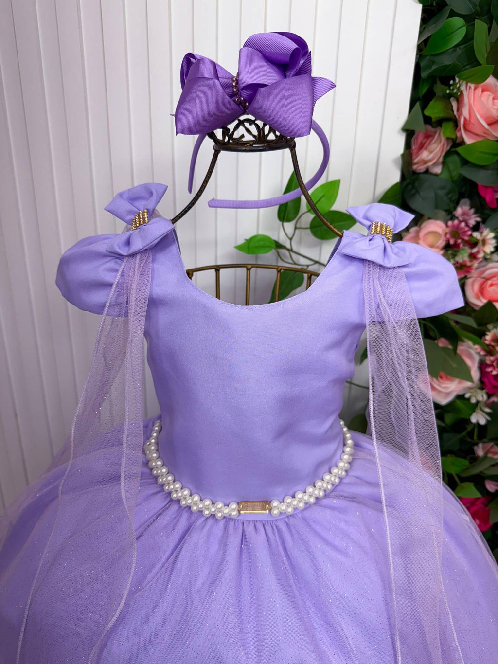 Vestido Longo Lilás de Tecido Techno Sport com Laço e Cinto de Pérolas