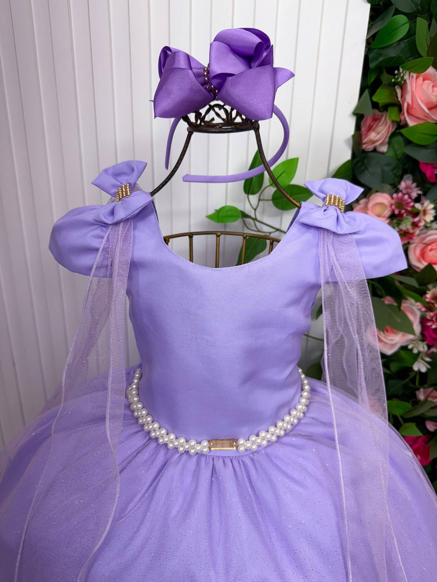 Vestido Longo Lilás de Tecido Techno Sport com Laço e Cinto de Pérolas