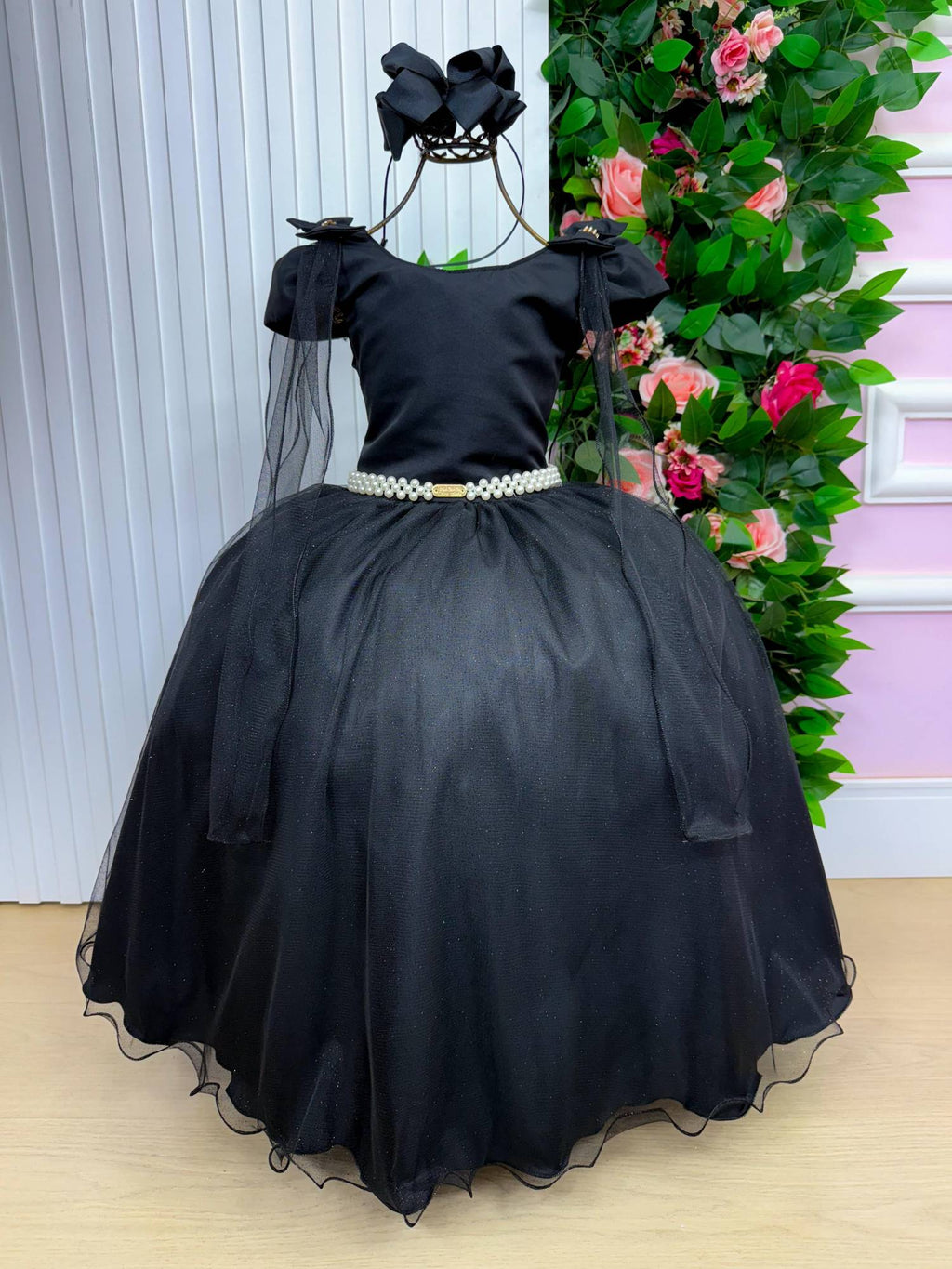 Vestido Longo Preto de Tecido Techno Sport com Laço e Cinto de Pérolas