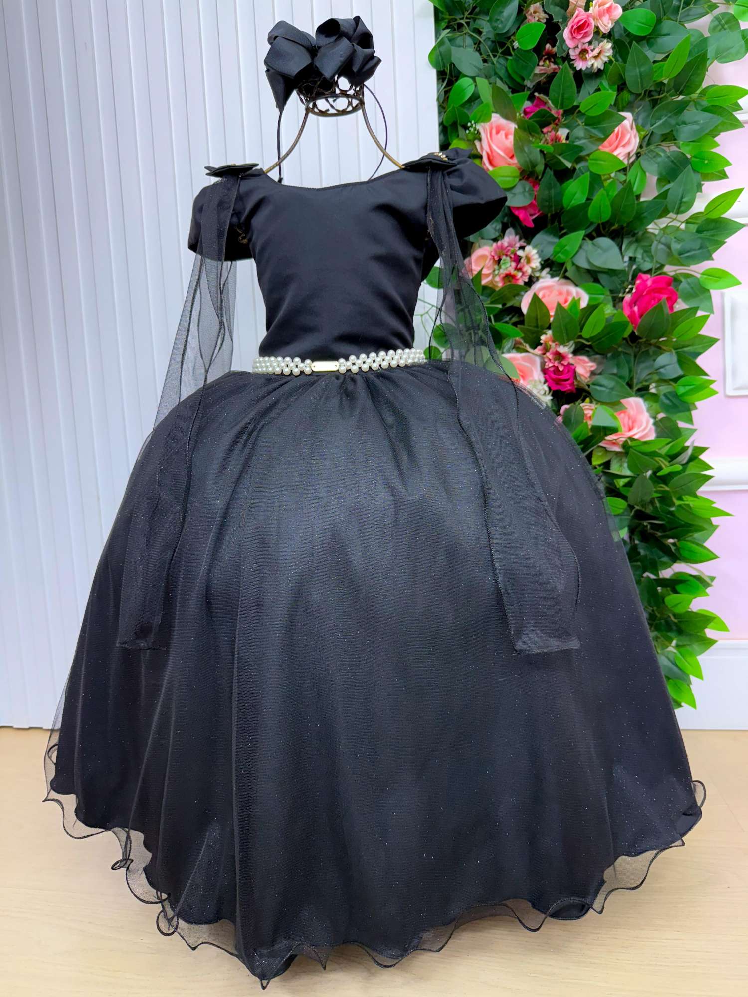 Vestido Longo Preto de Tecido Techno Sport com Laço e Cinto de Pérolas