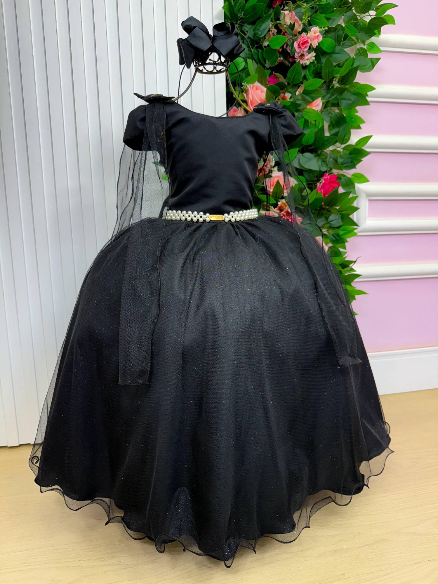 Vestido Longo Preto de Tecido Techno Sport com Laço e Cinto de Pérolas