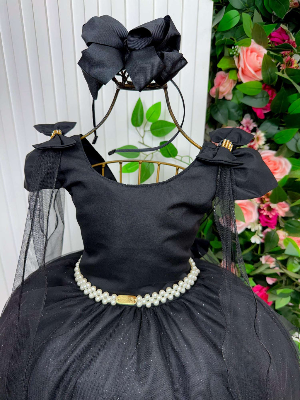 Vestido Longo Preto de Tecido Techno Sport com Laço e Cinto de Pérolas