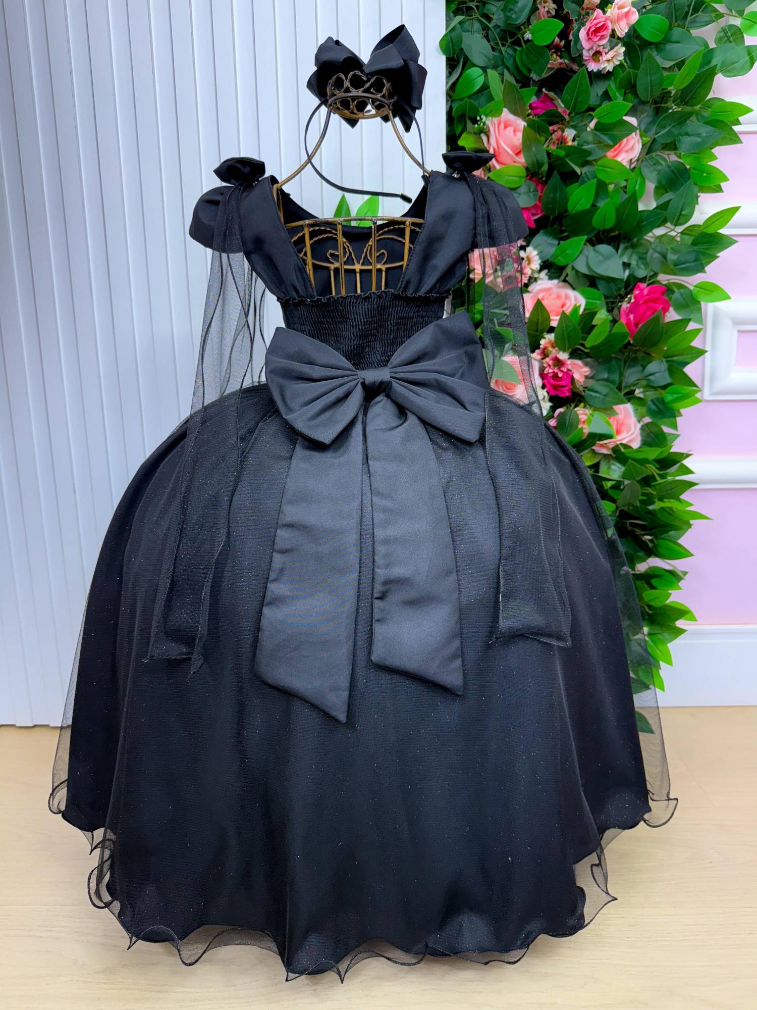 Vestido Longo Preto de Tecido Techno Sport com Laço e Cinto de Pérolas