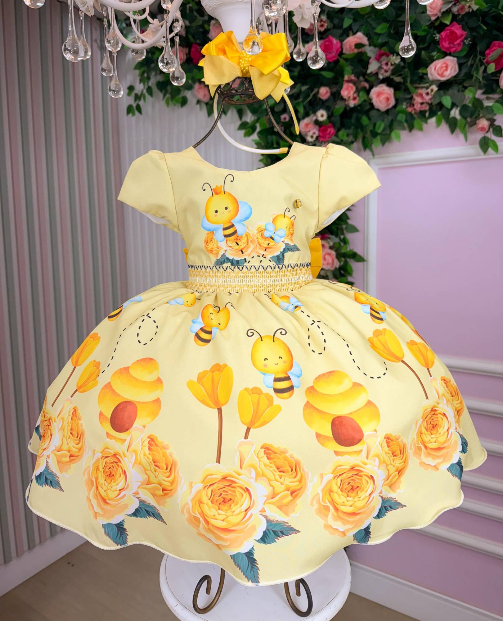 Vestido Infantil Temático Abelha com Estampa Lúdica e Cinto Detalhado