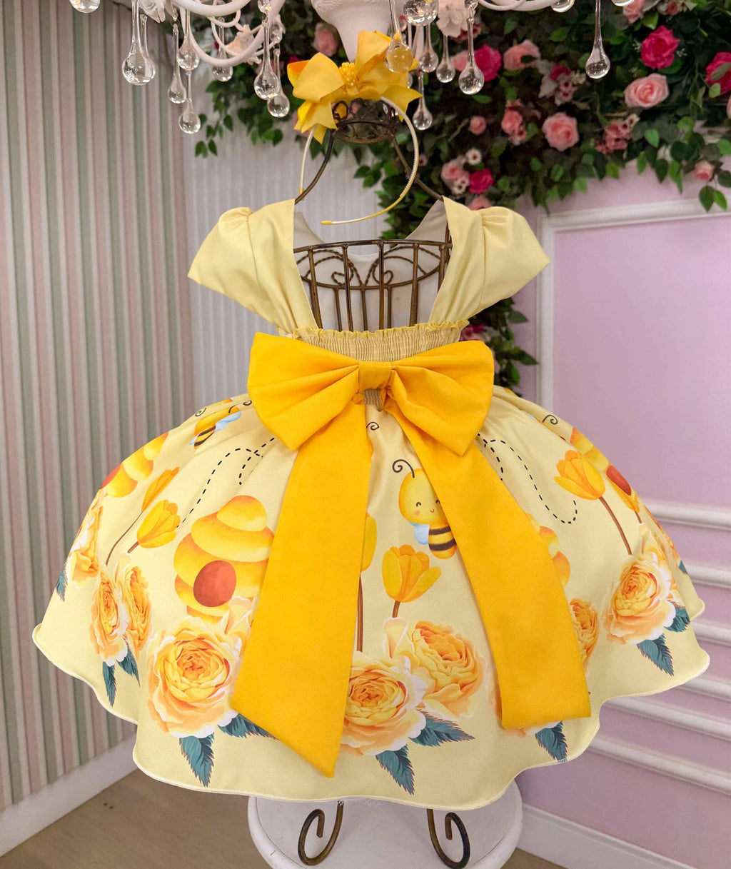 Vestido Infantil Temático Abelha com Estampa Lúdica e Cinto Detalhado