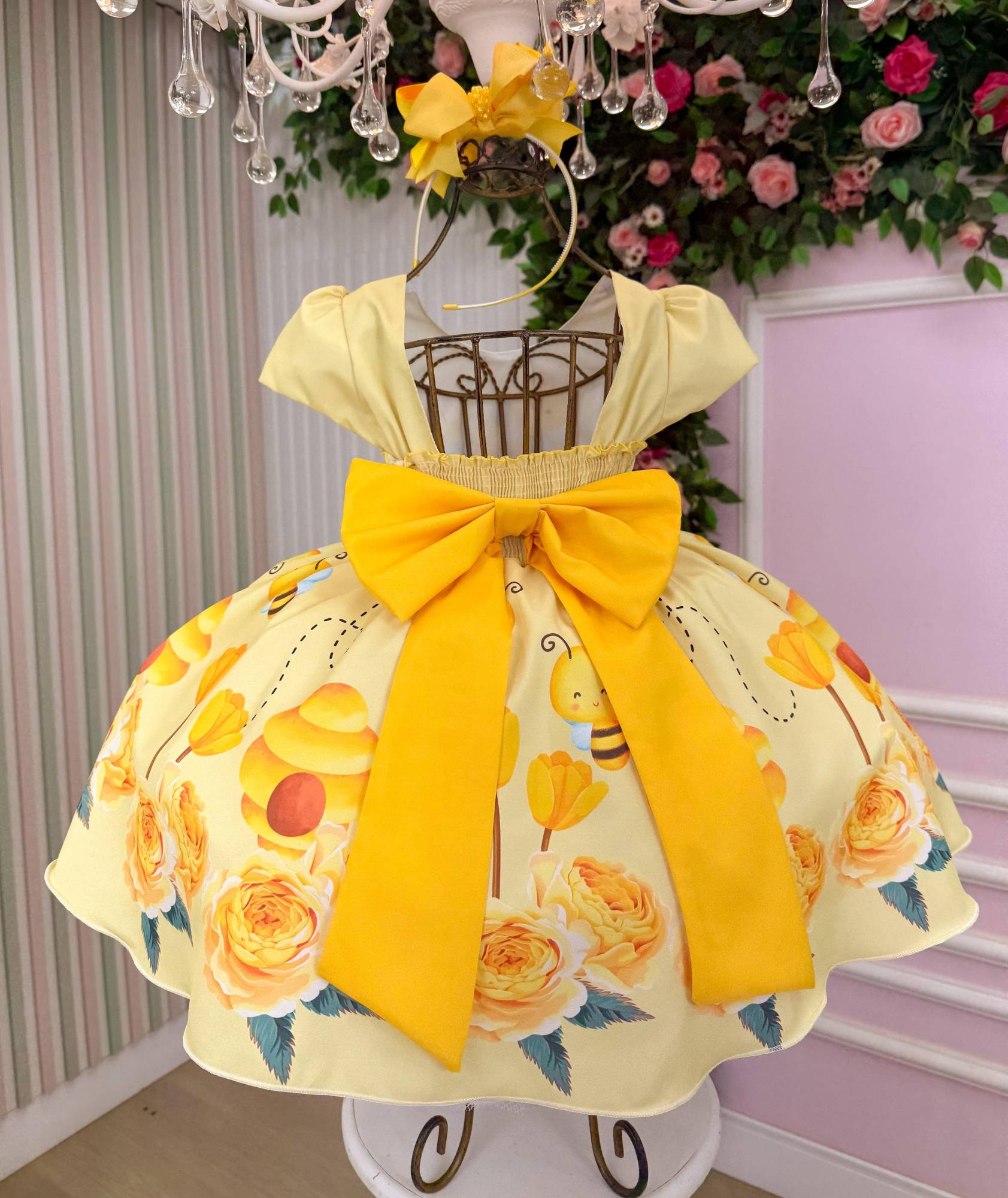 Vestido Infantil Temático Abelha com Estampa Lúdica e Cinto Detalhado