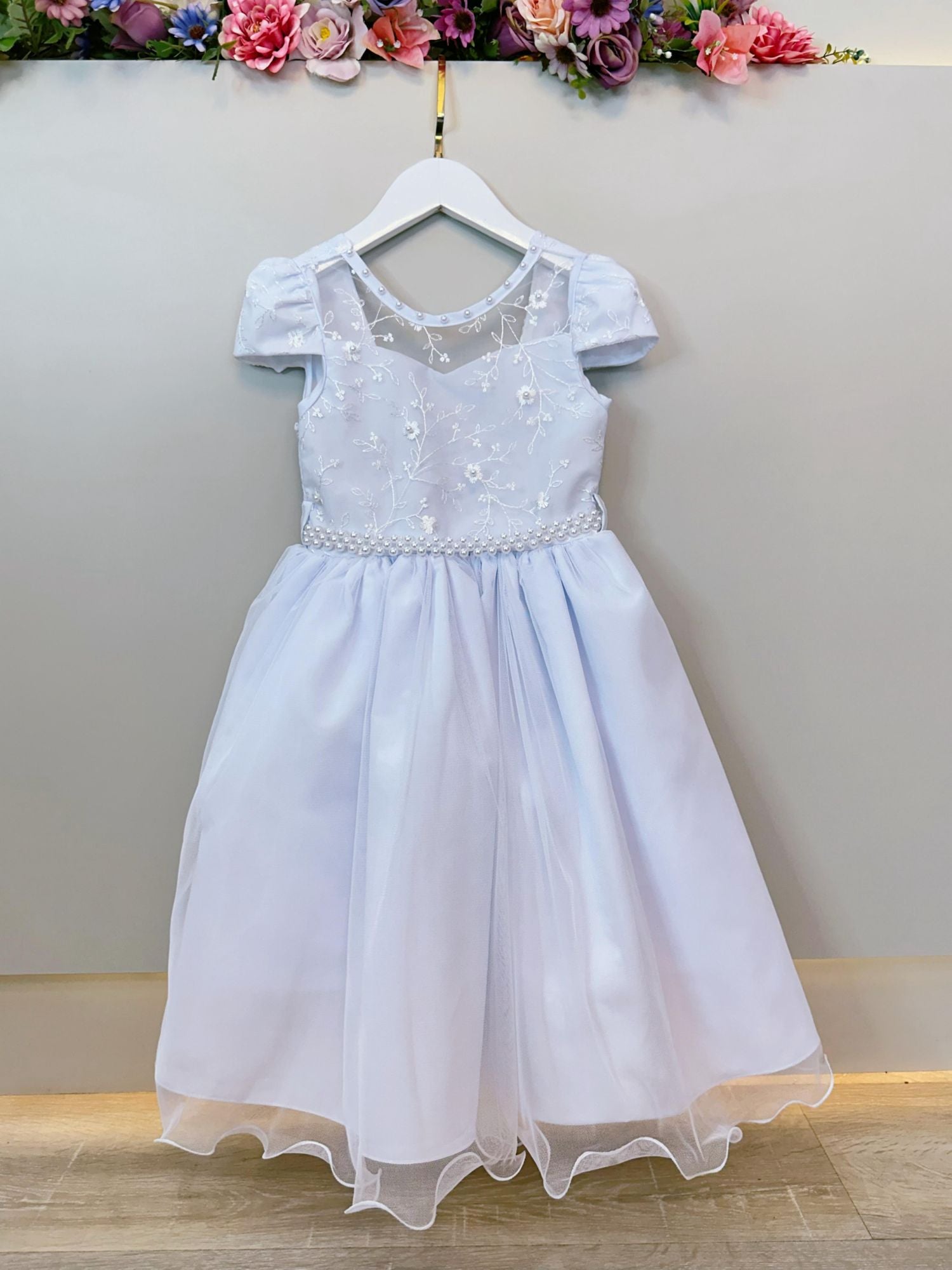 Vestido Infantil Branco com Renda e Pérolas para Festas de Daminhas