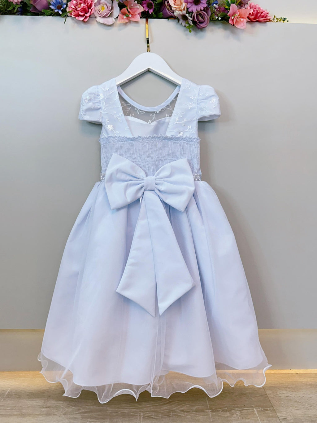 Vestido Infantil Branco com Renda e Pérolas para Festas de Daminhas