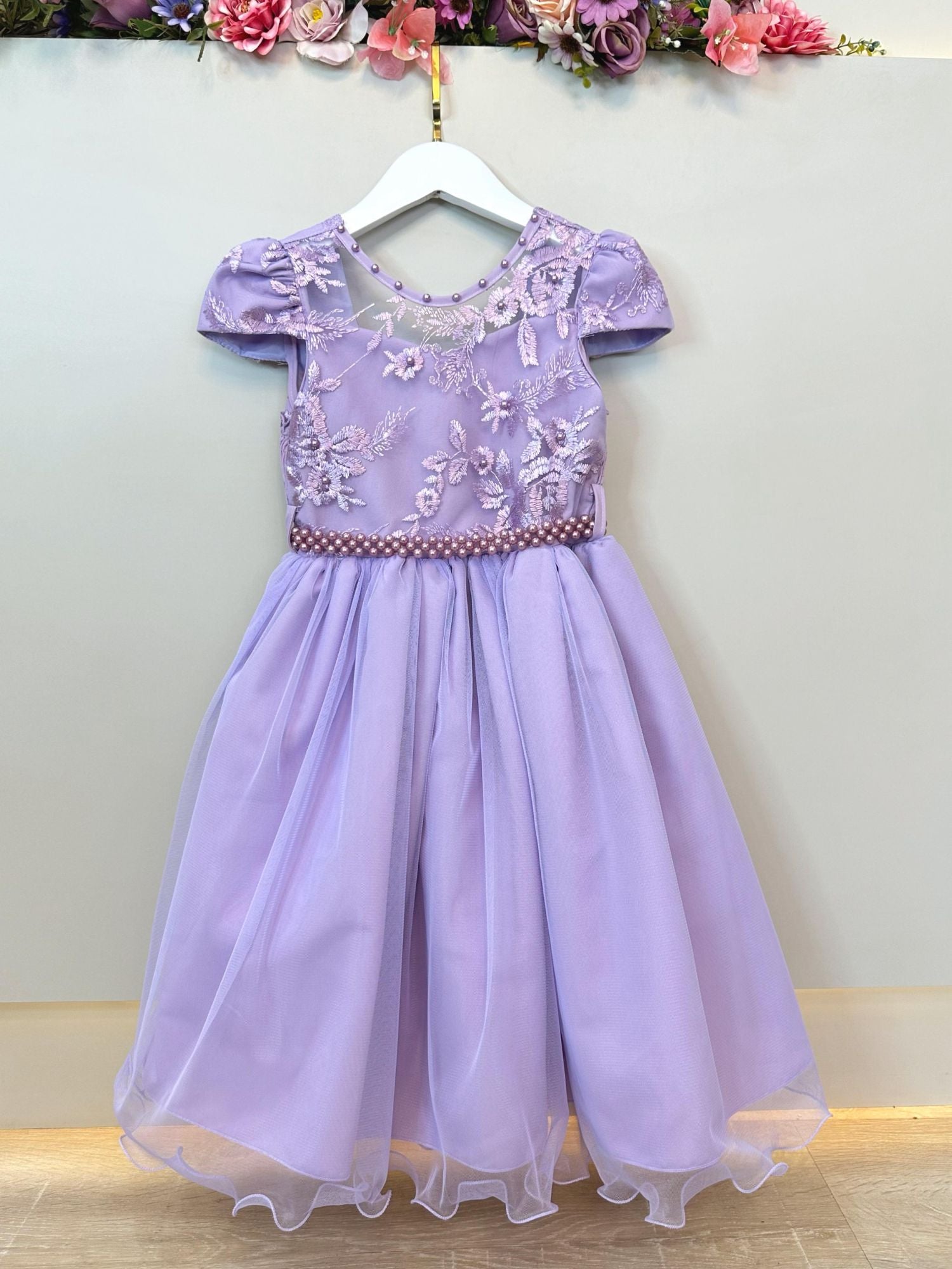 Vestido Infantil Lilás com Renda e Pérolas para Festas de Daminhas