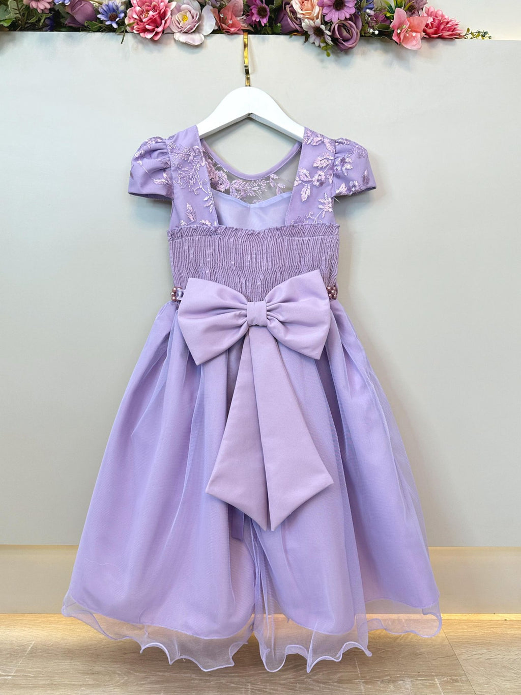 Vestido Infantil Lilás com Renda e Pérolas para Festas de Daminhas