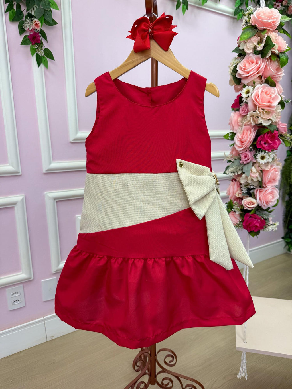 Vestido Vermelho Natalino em Tecido de Poliéster com Laço Dourado