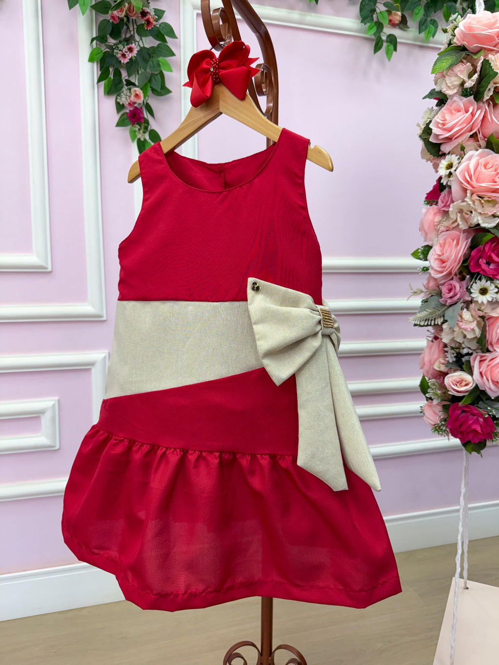 Vestido Vermelho Natalino em Tecido de Poliéster com Laço Dourado