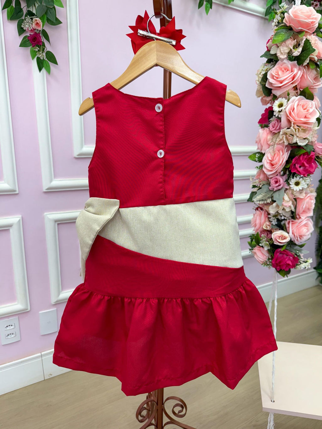 Vestido Vermelho Natalino em Tecido de Poliéster com Laço Dourado