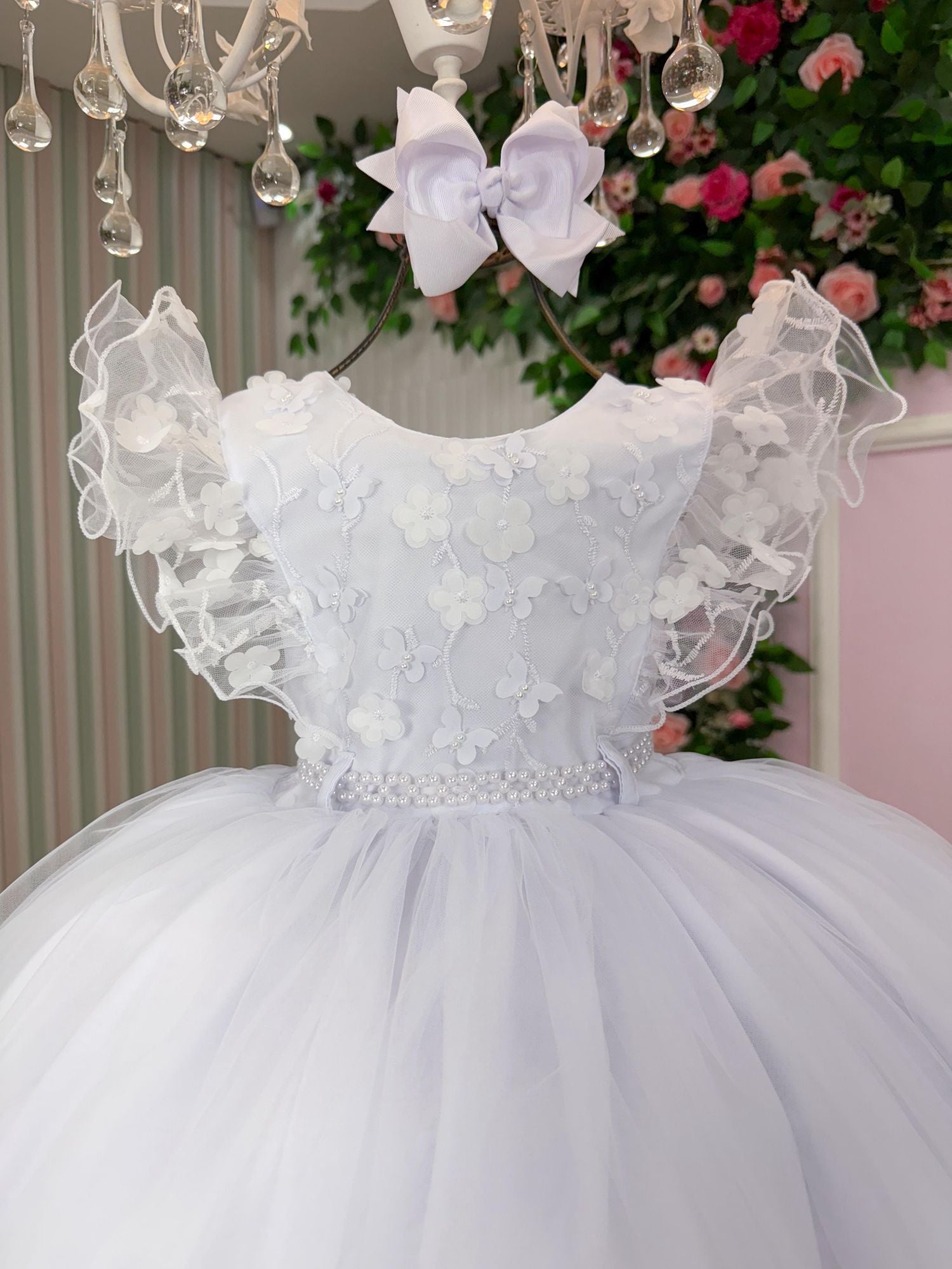 Vestido Infantil Branco em Tecido Tafeta com Laço e Gola Redonda