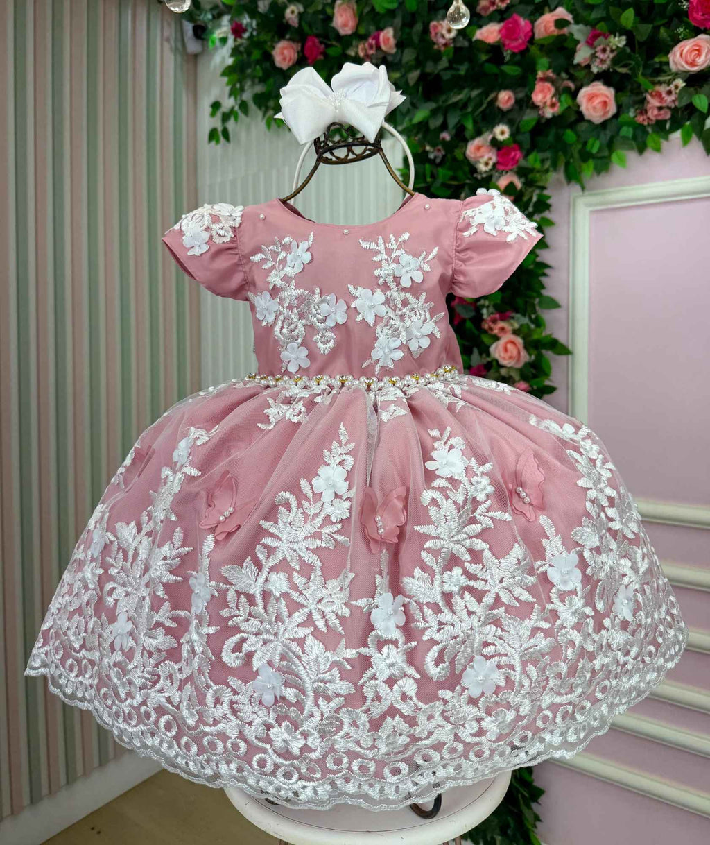 Vestido Jardim Encantado em Renda Branca com Detalhes em Rosa