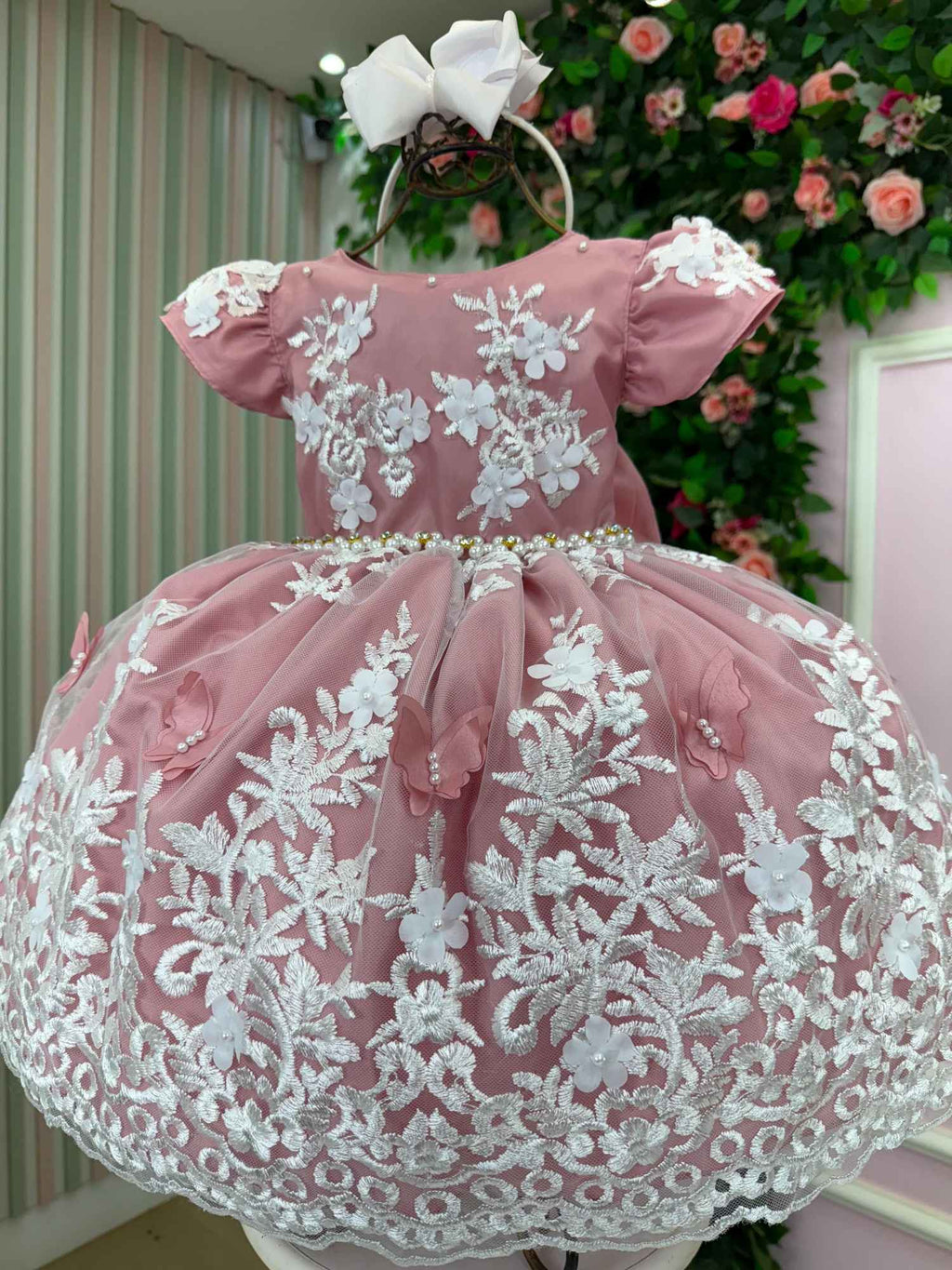 Vestido Jardim Encantado em Renda Branca com Detalhes em Rosa