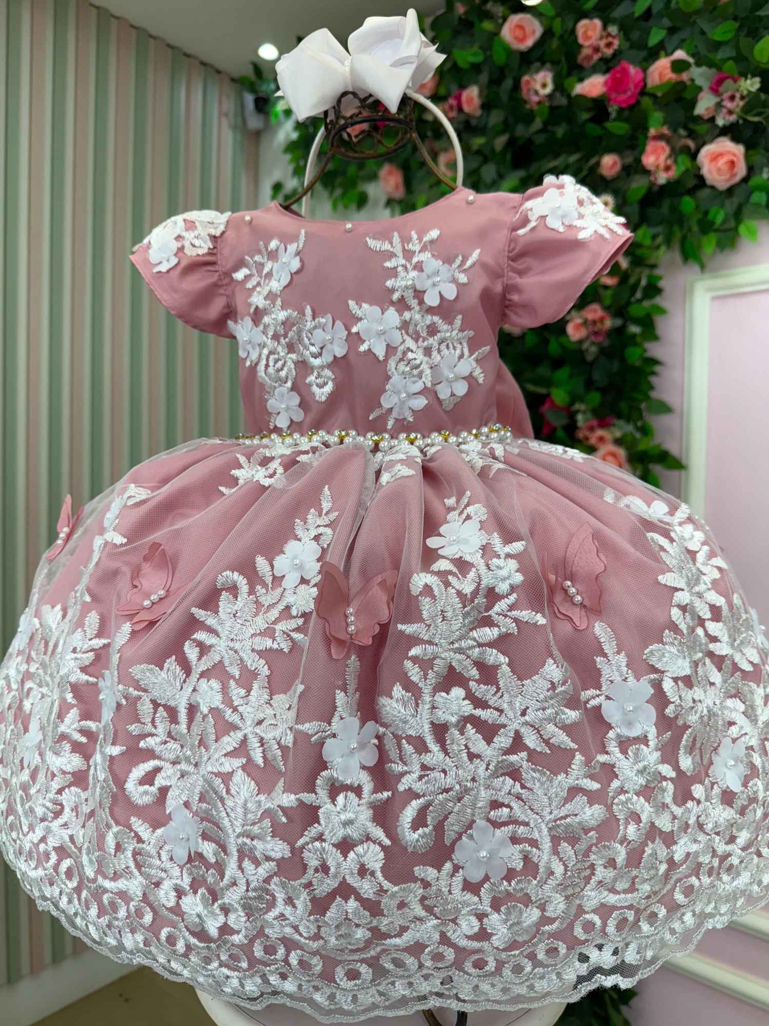 Vestido Jardim Encantado em Renda Branca com Detalhes em Rosa