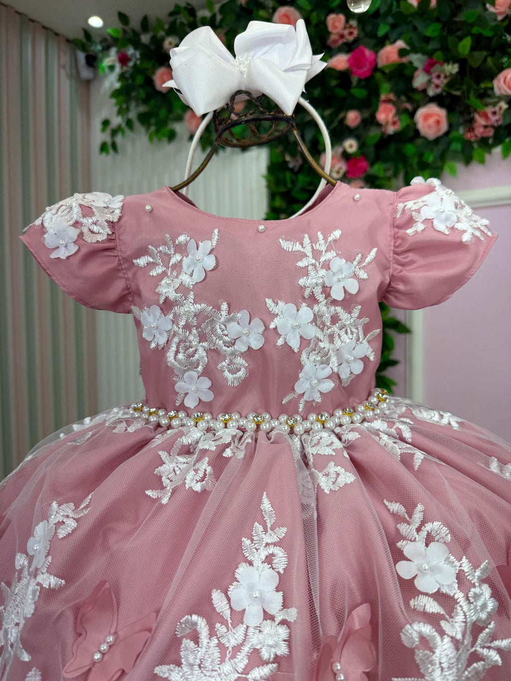 Vestido Jardim Encantado em Renda Branca com Detalhes em Rosa