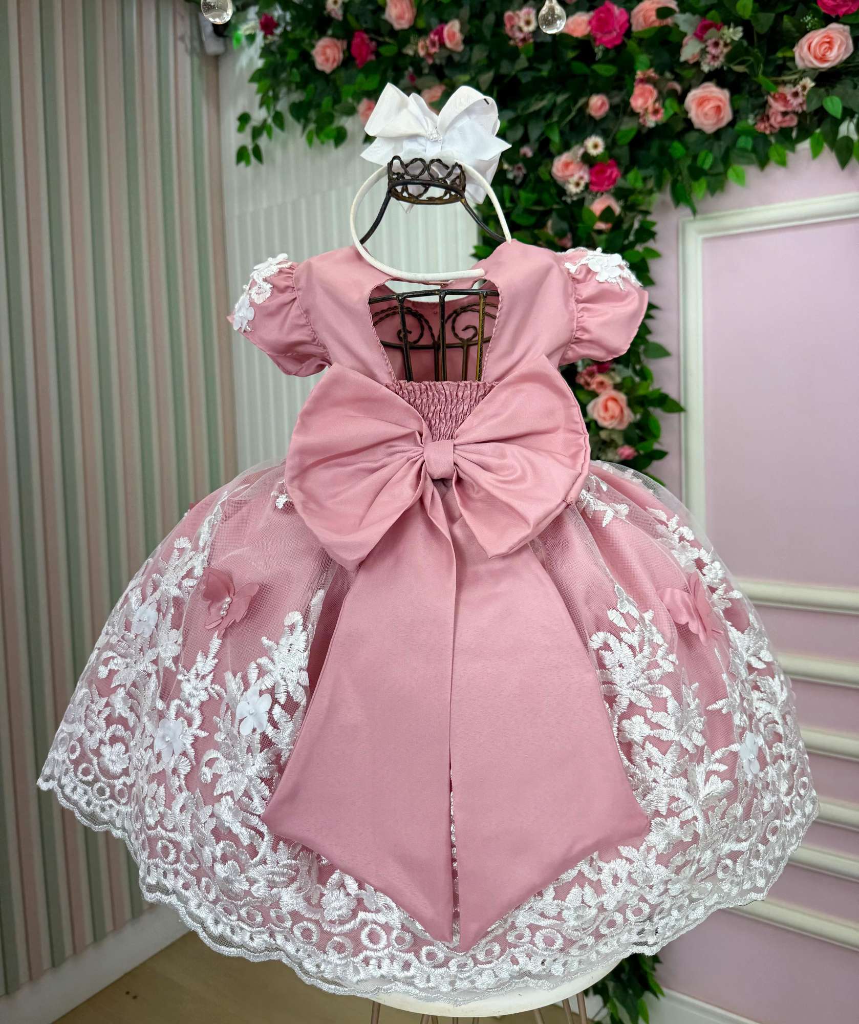 Vestido Jardim Encantado em Renda Branca com Detalhes em Rosa