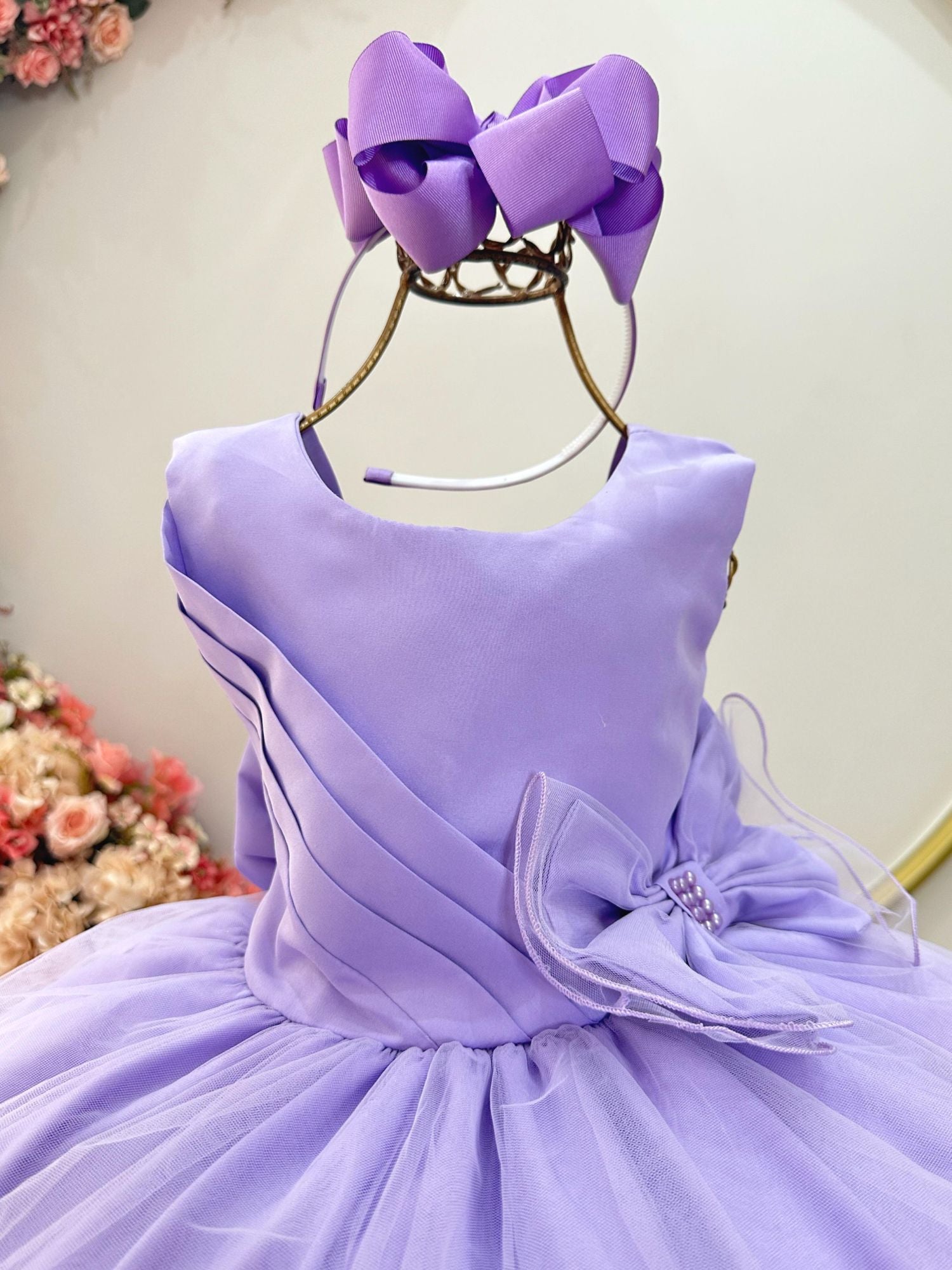 Vestido Infantil Lilás com Busto Drapeado e Aplique de Laço
