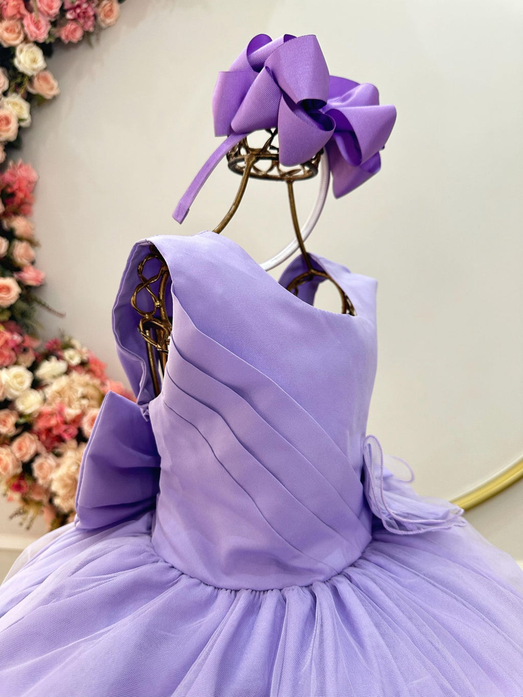 Vestido Infantil Lilás com Busto Drapeado e Aplique de Laço