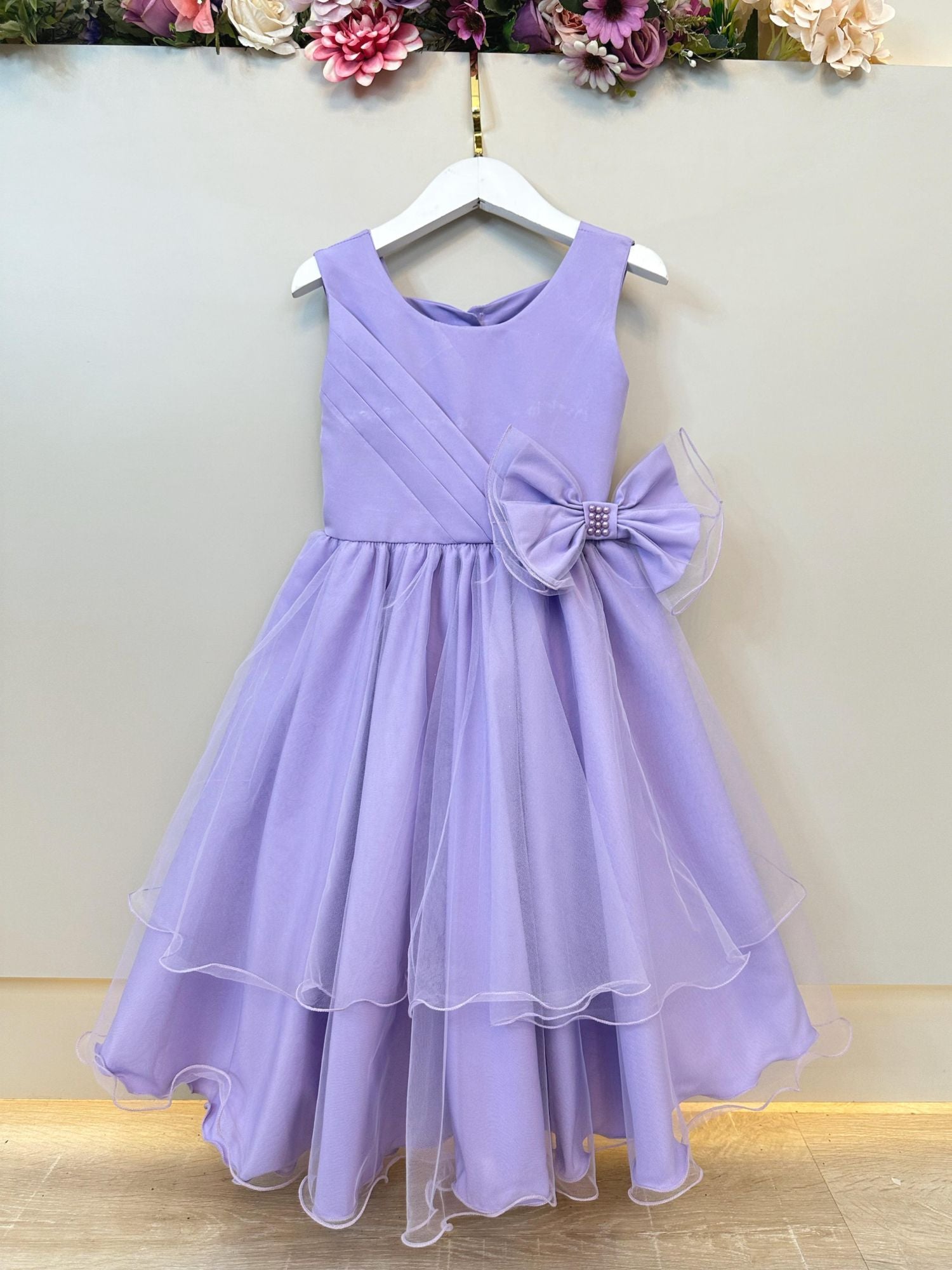 Vestido Infantil Lilás com Busto Drapeado e Aplique de Laço