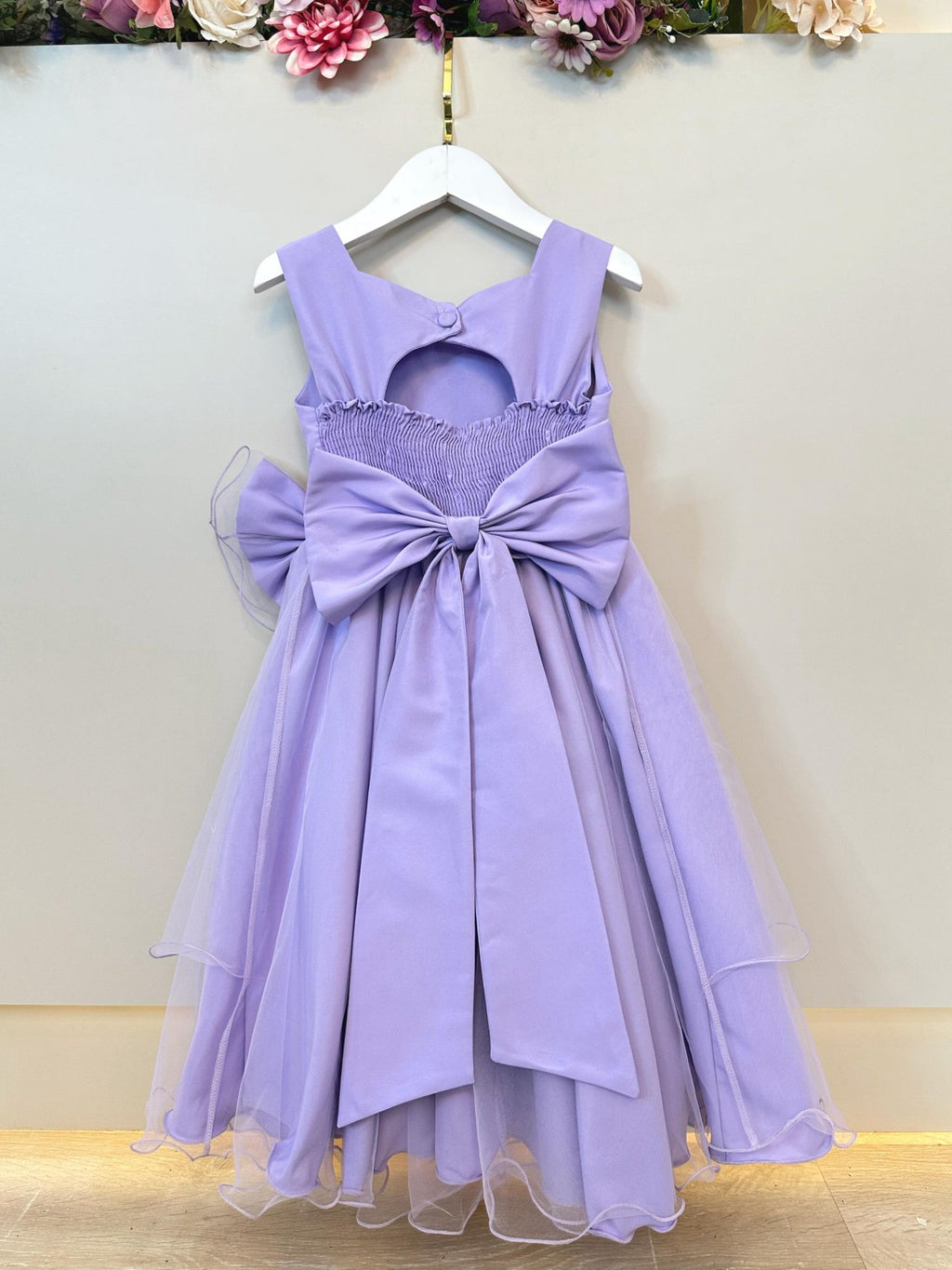 Vestido Infantil Lilás com Busto Drapeado e Aplique de Laço